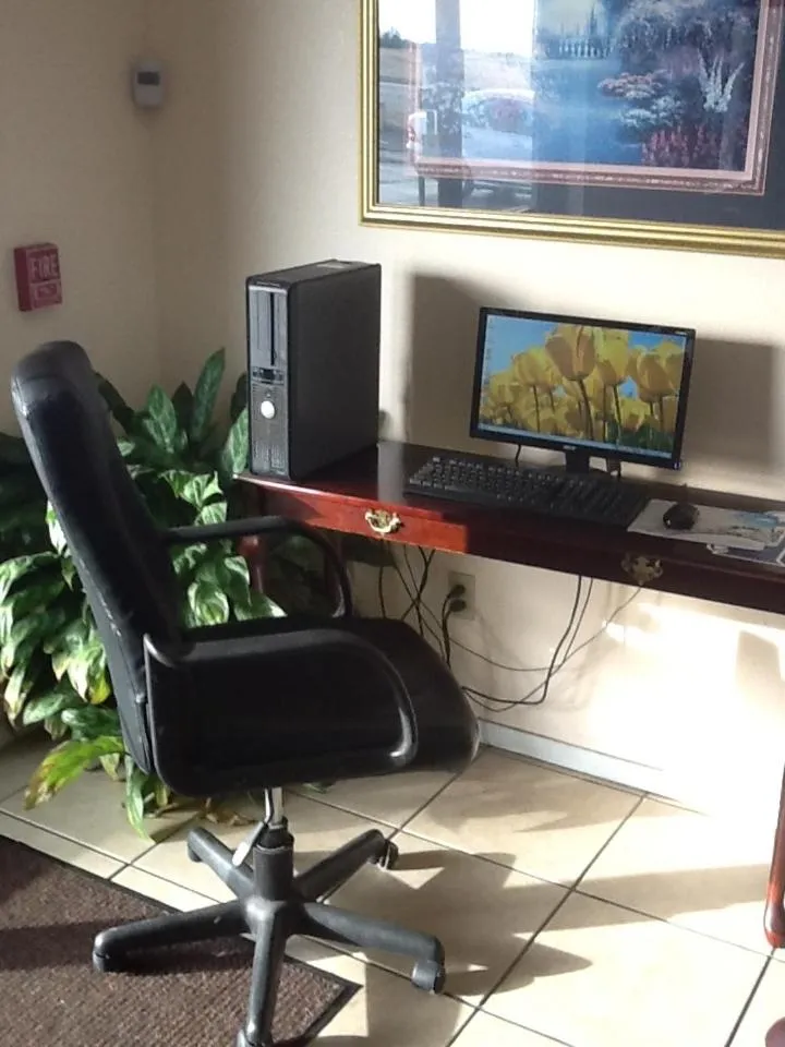 Super 8 by Wyndham Kennett