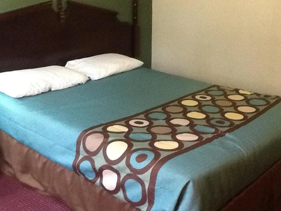 Bedroom, Bed in Super 8 by Wyndham Kennett