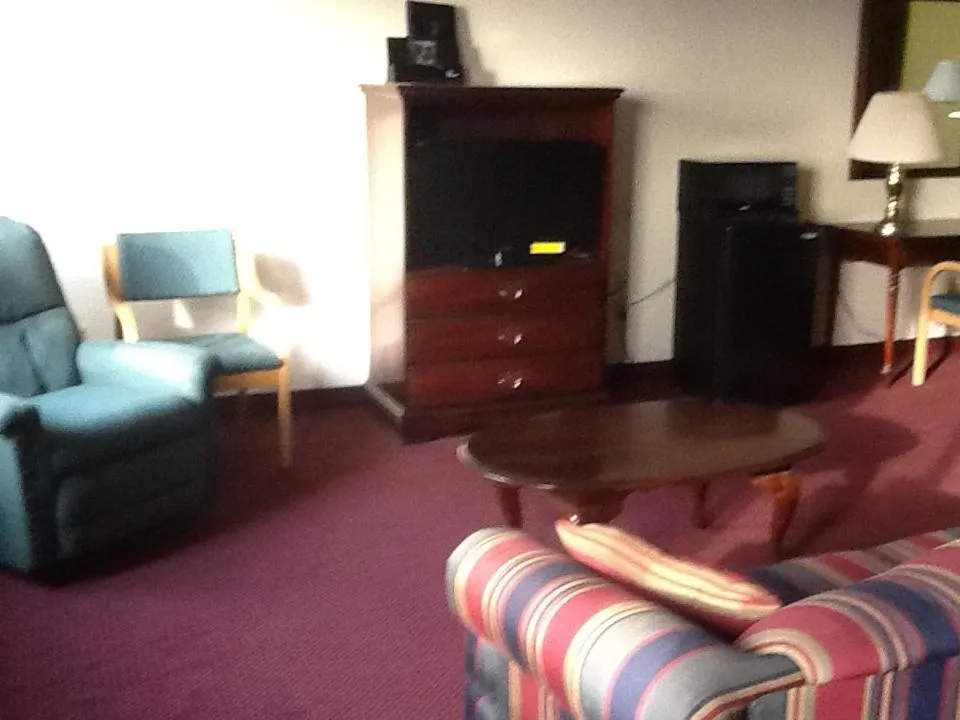 Super 8 by Wyndham Kennett