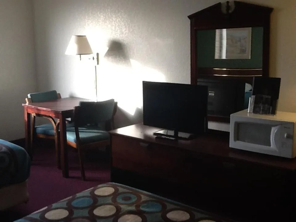 Super 8 by Wyndham Kennett