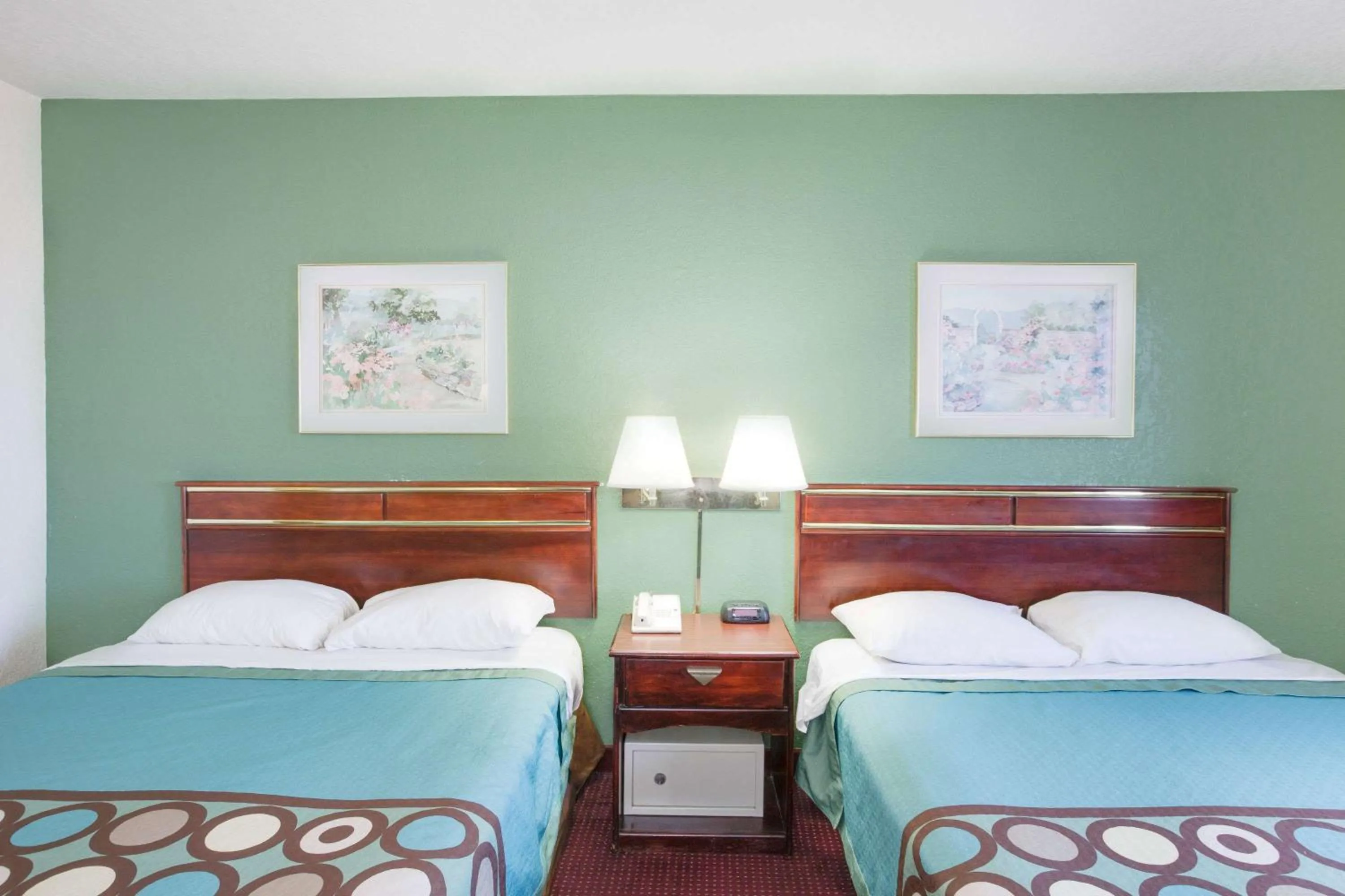 Photo of the whole room, Bed in Super 8 by Wyndham Kennett