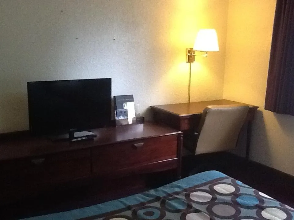 Living room, Bed in Super 8 by Wyndham Kennett