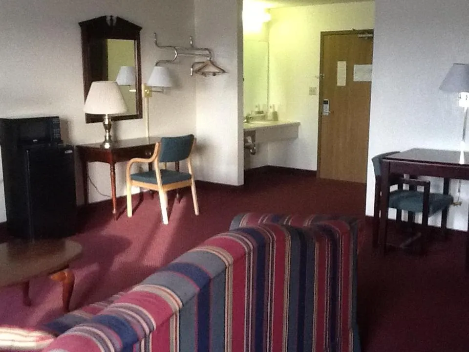 Super 8 by Wyndham Kennett