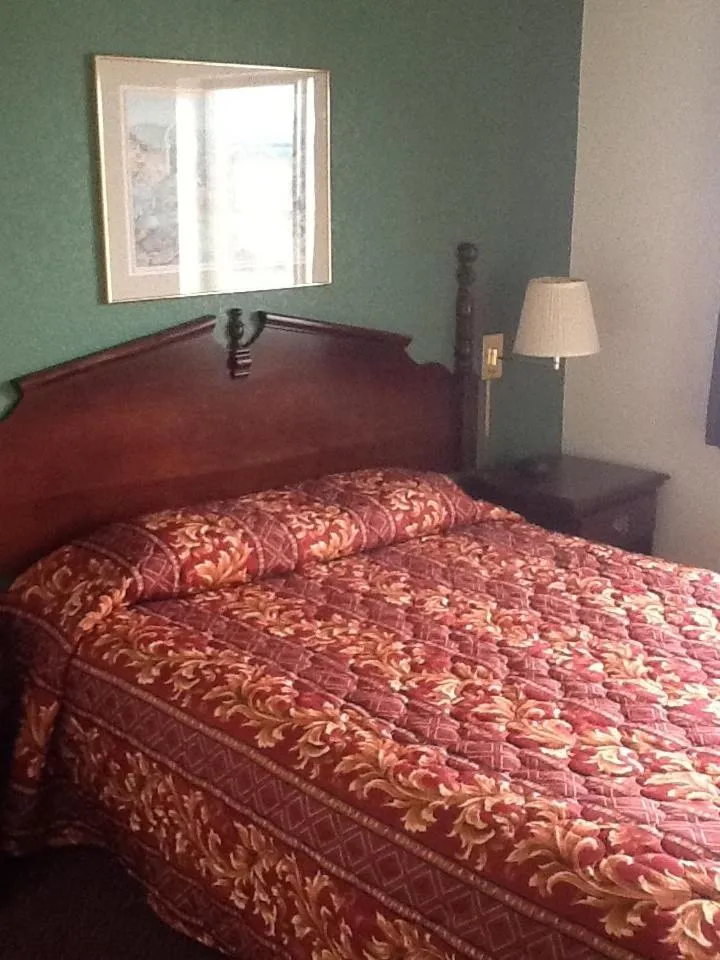 Bedroom, Bed in Super 8 by Wyndham Kennett