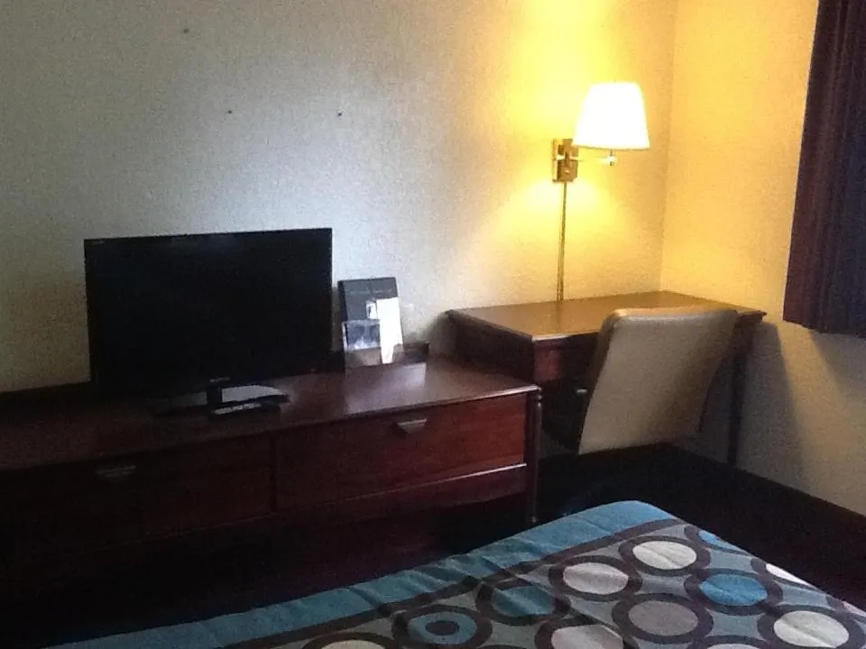 TV and multimedia, Bed in Super 8 by Wyndham Kennett