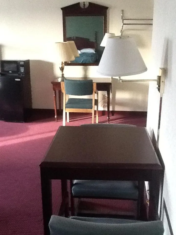 Super 8 by Wyndham Kennett