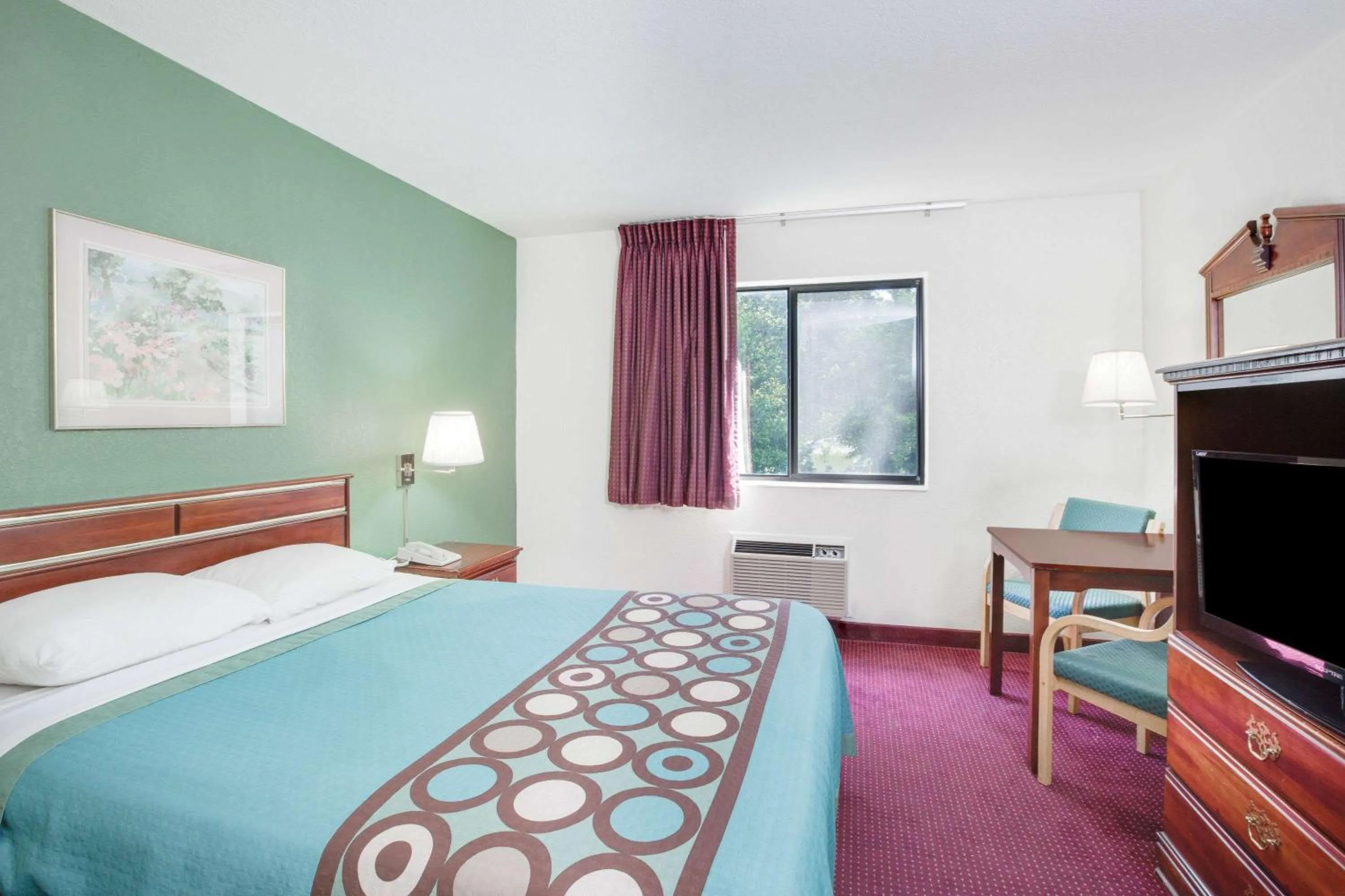 Photo of the whole room, Bed in Super 8 by Wyndham Kennett