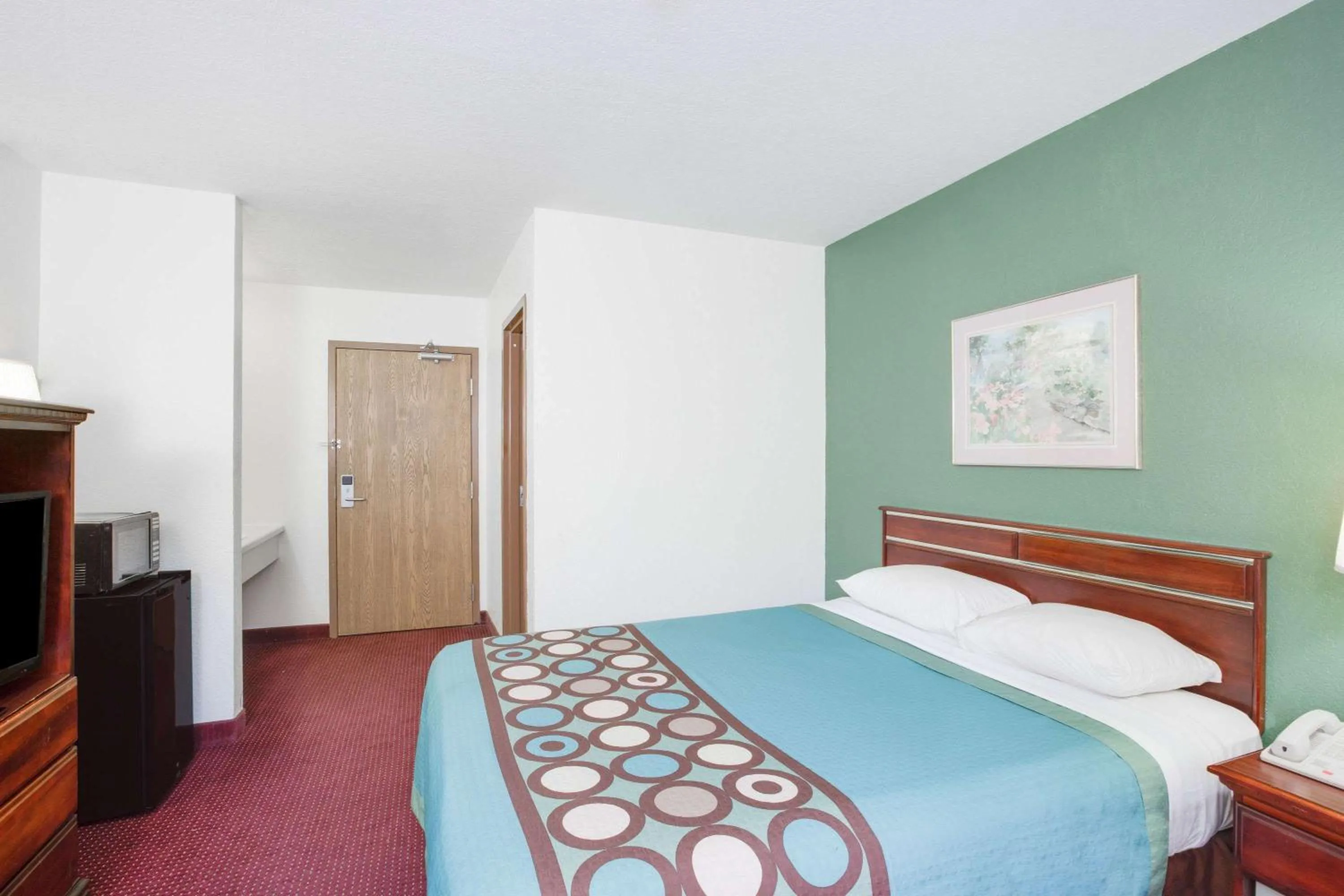 Photo of the whole room, Bed in Super 8 by Wyndham Kennett
