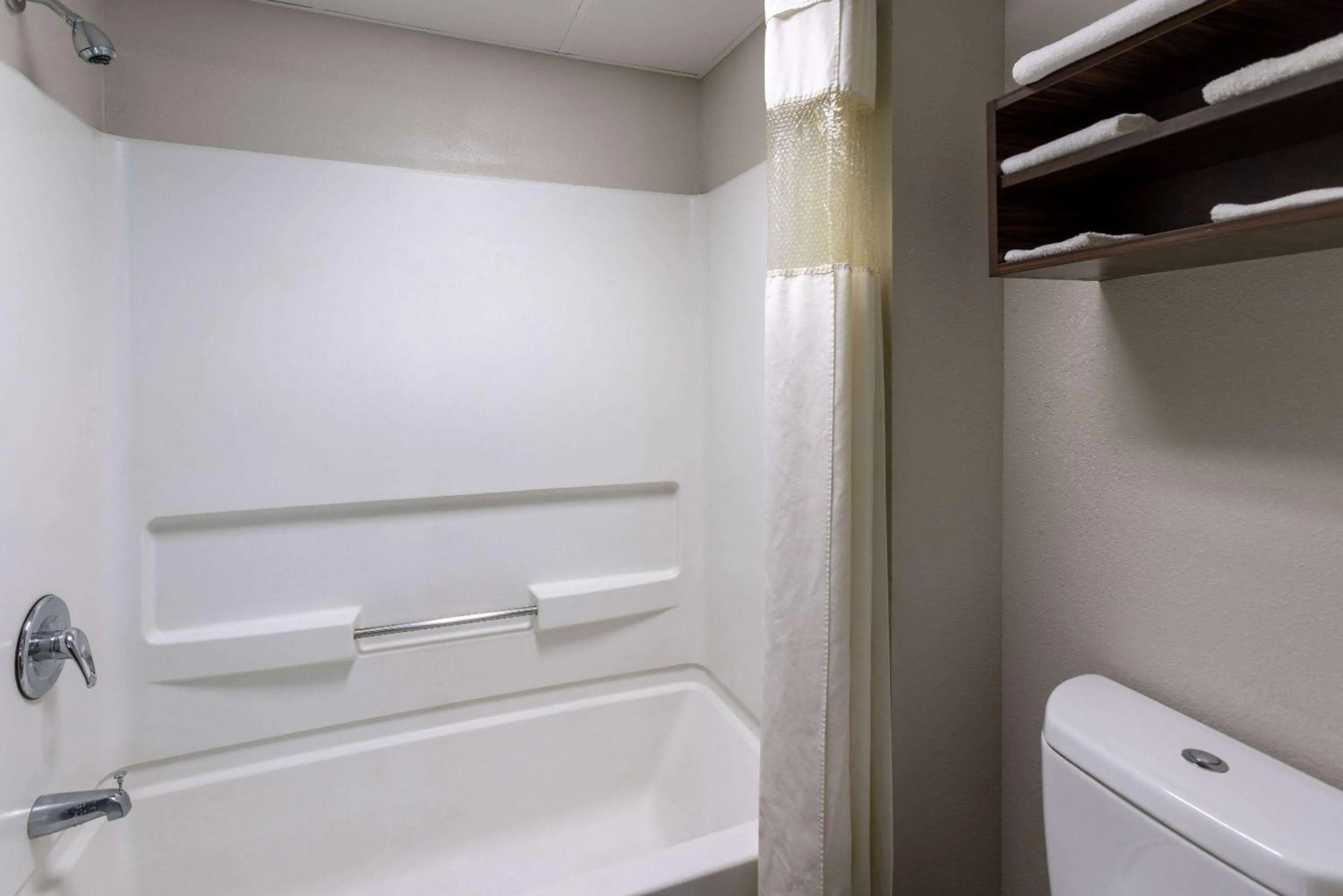 TV and multimedia in Days Inn by Wyndham Louisburg