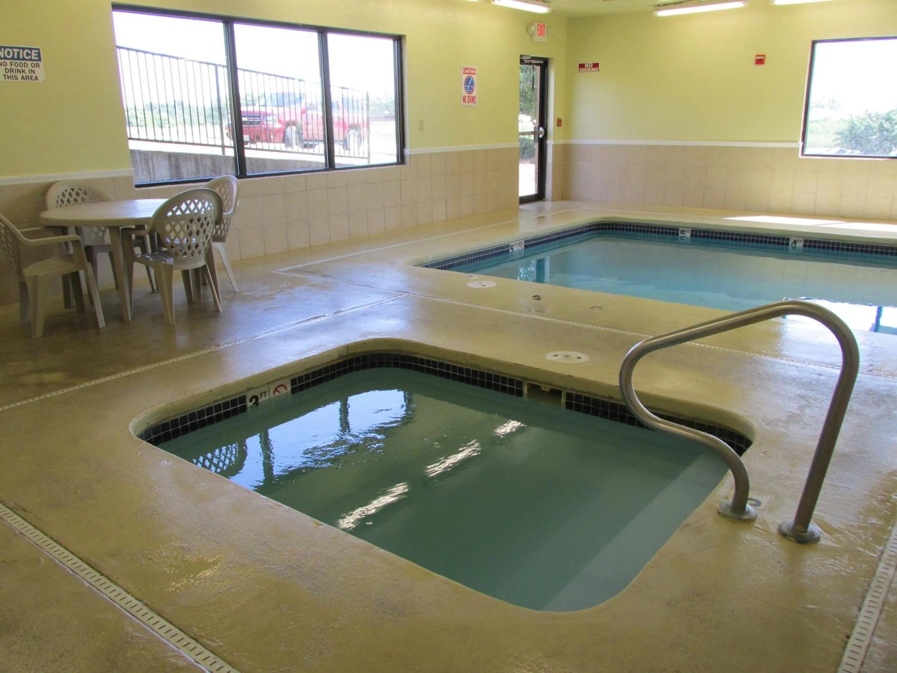 Swimming pool in Days Inn by Wyndham Jefferson City
