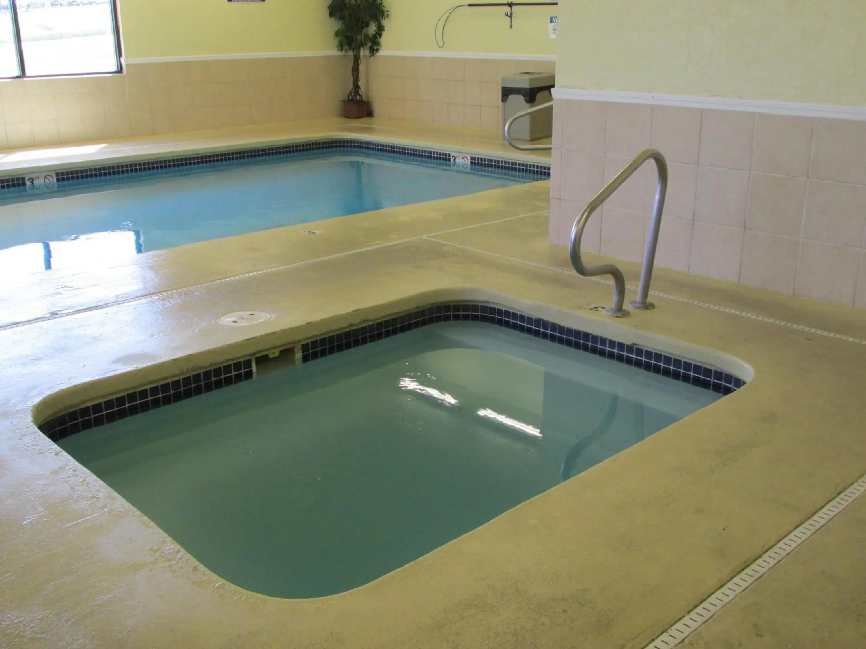 Swimming pool in Days Inn by Wyndham Jefferson City Swimming pool in Days Inn by Wyndham Jefferson City
