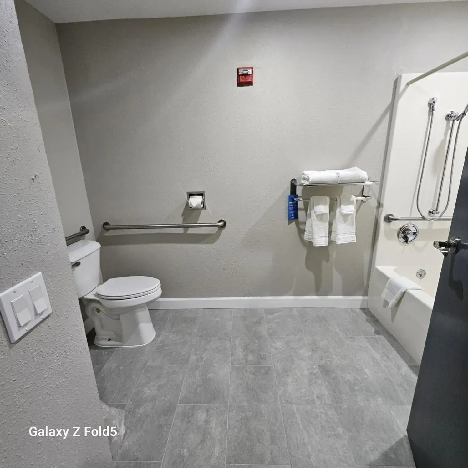 Queen Room with Two Queen Beds and Bath Tub - Mobility Accessible/Non-Smoking in Days Inn by Wyndham Jefferson City Queen Room with Two Queen Beds and Bath Tub - Mobility Accessible/Non-Smoking in Days Inn by Wyndham Jefferson City