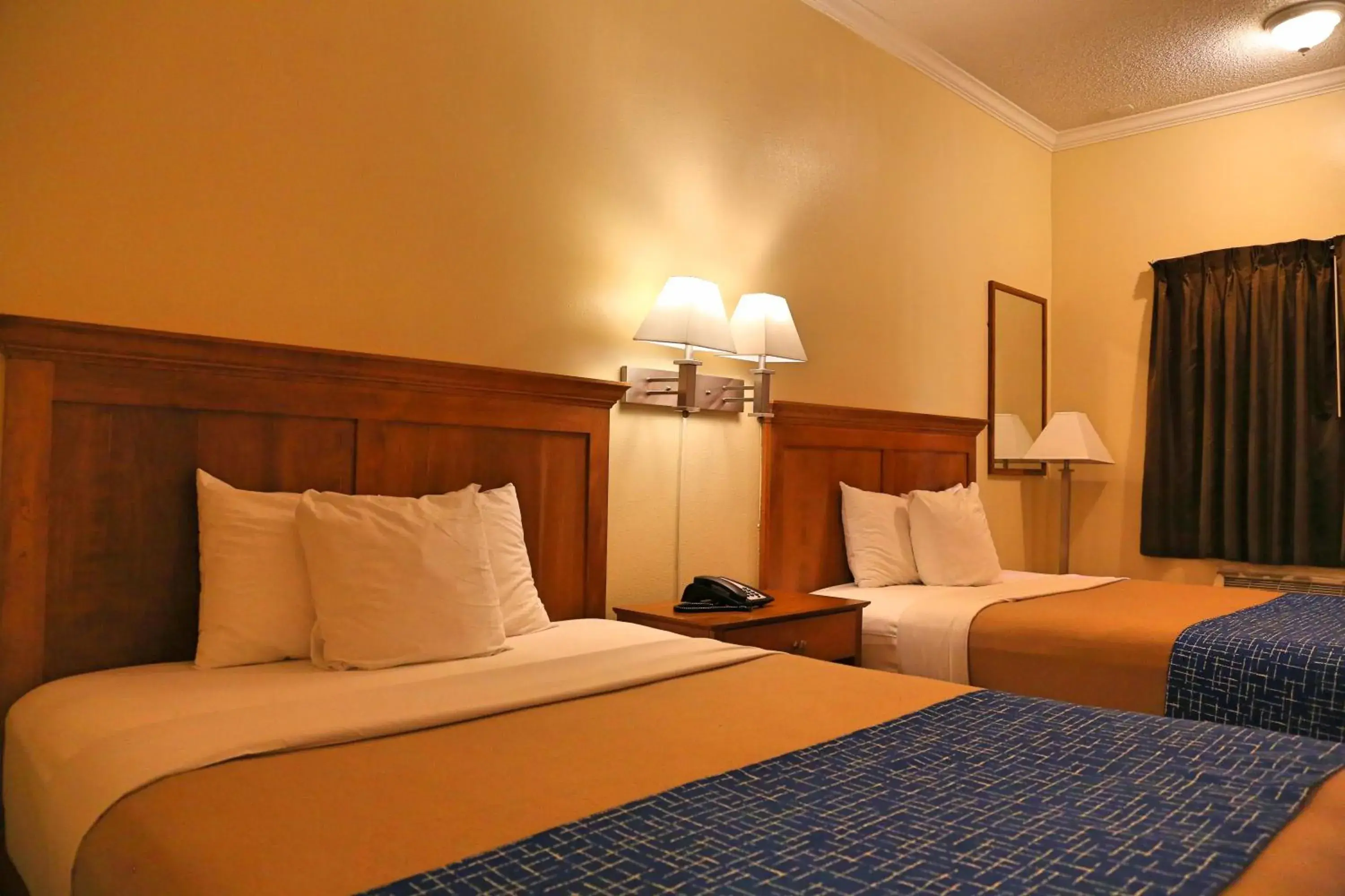 Bed in Travelodge by Wyndham Pasadena Central Bed in Travelodge by Wyndham Pasadena Central