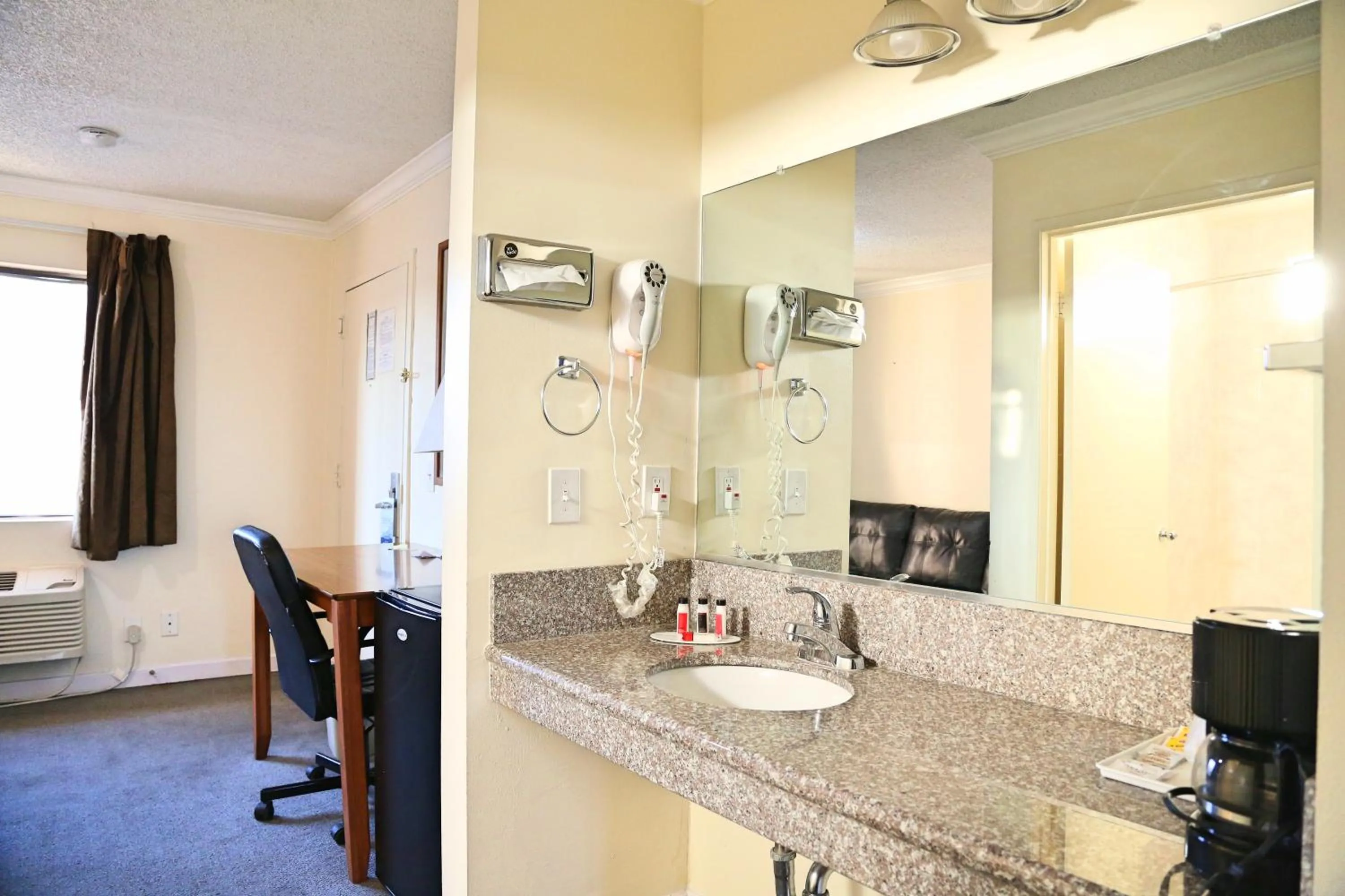 Bed in Travelodge by Wyndham Pasadena Central