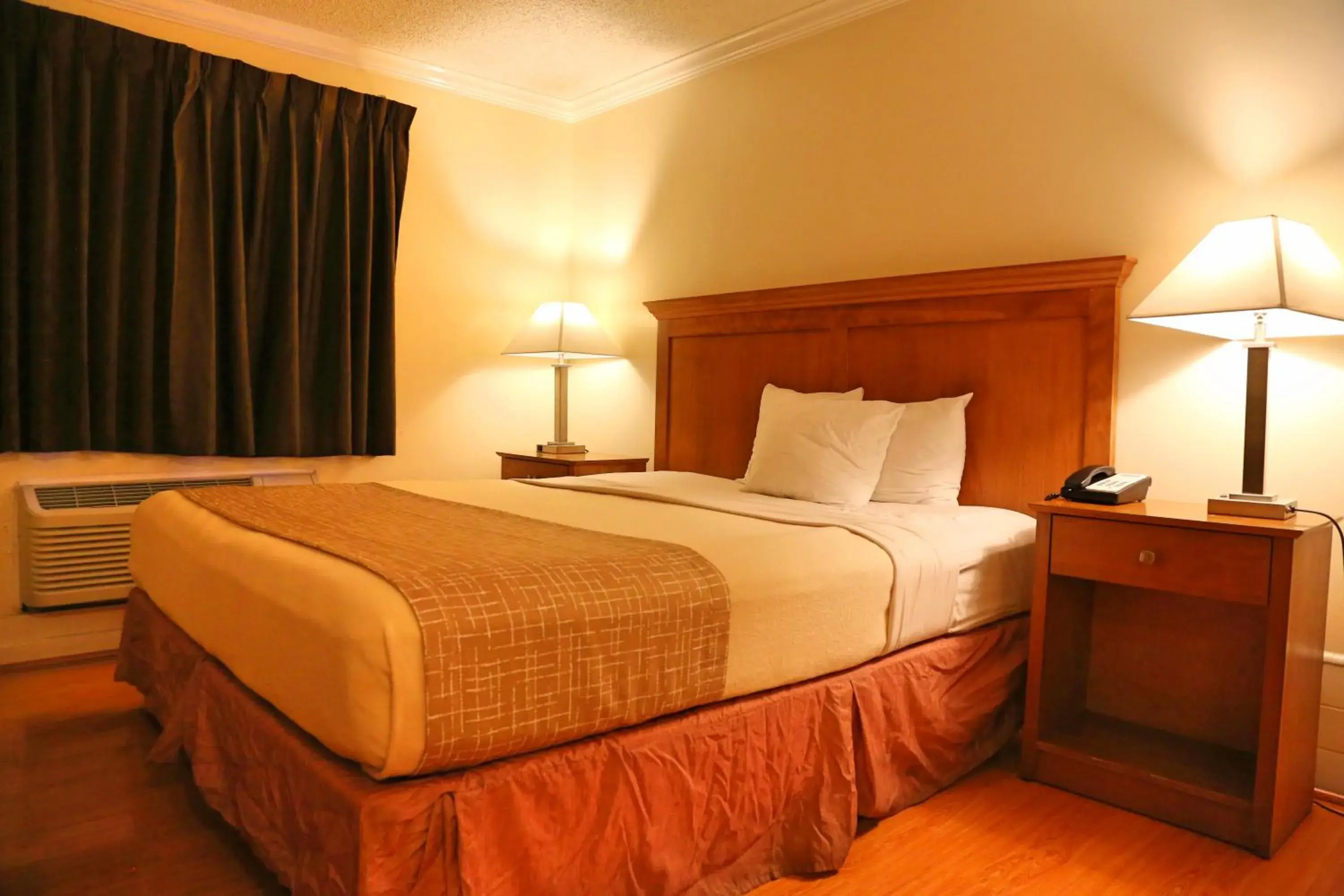 Bed in Travelodge by Wyndham Pasadena Central Bed in Travelodge by Wyndham Pasadena Central