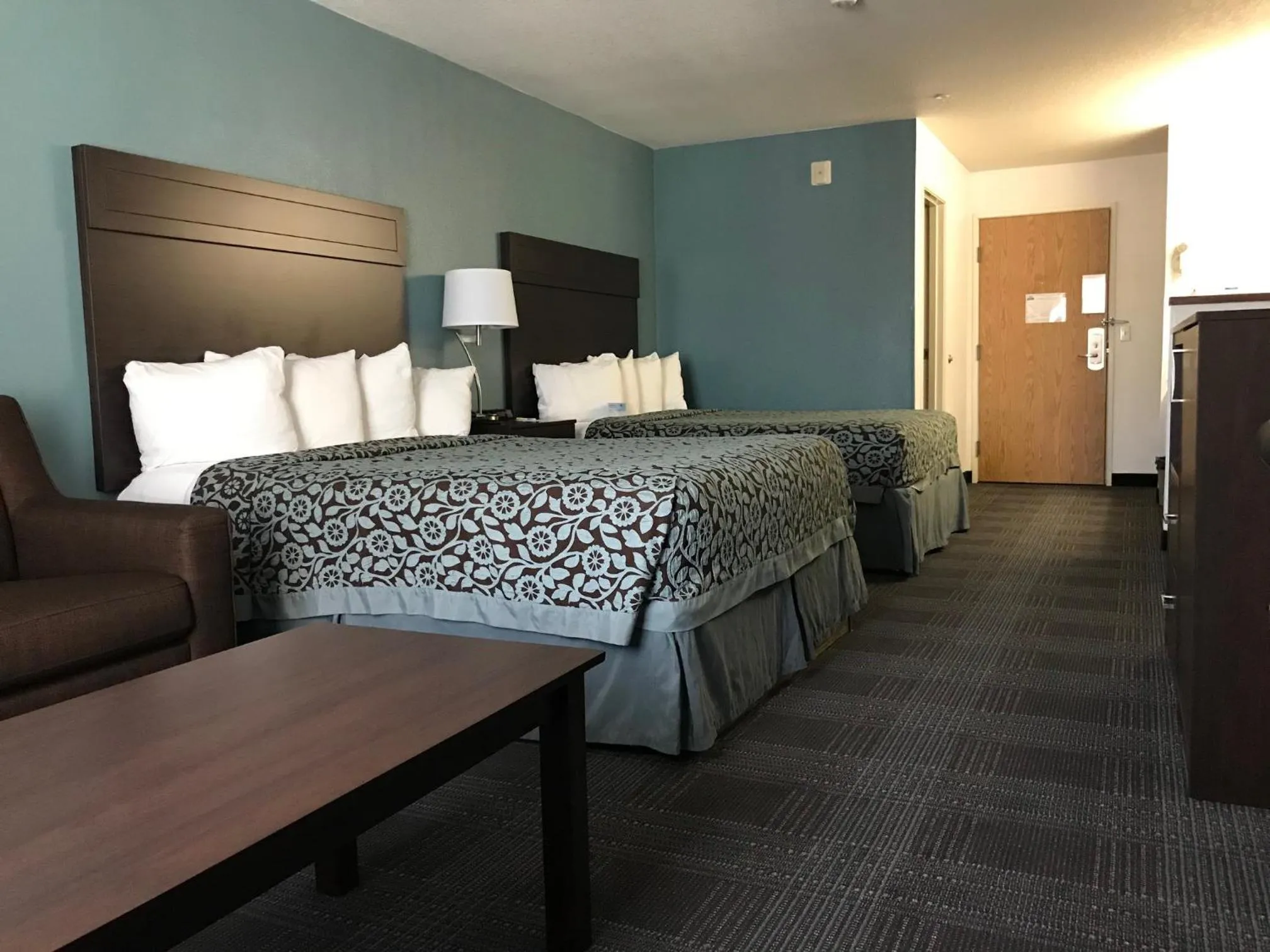 Bed in Days Inn & Suites by Wyndham Gresham