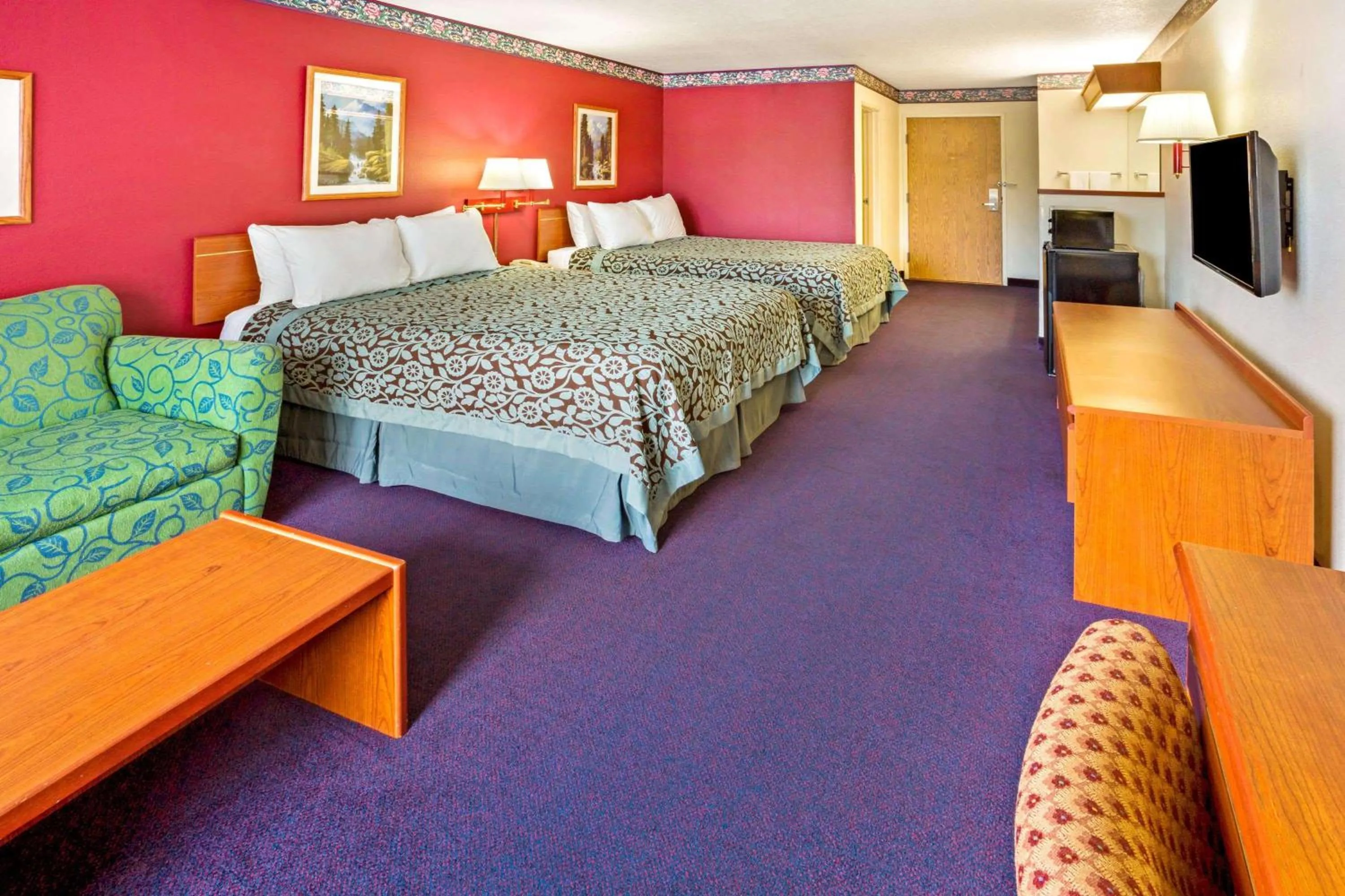 Photo of the whole room, Bed in Days Inn & Suites by Wyndham Gresham