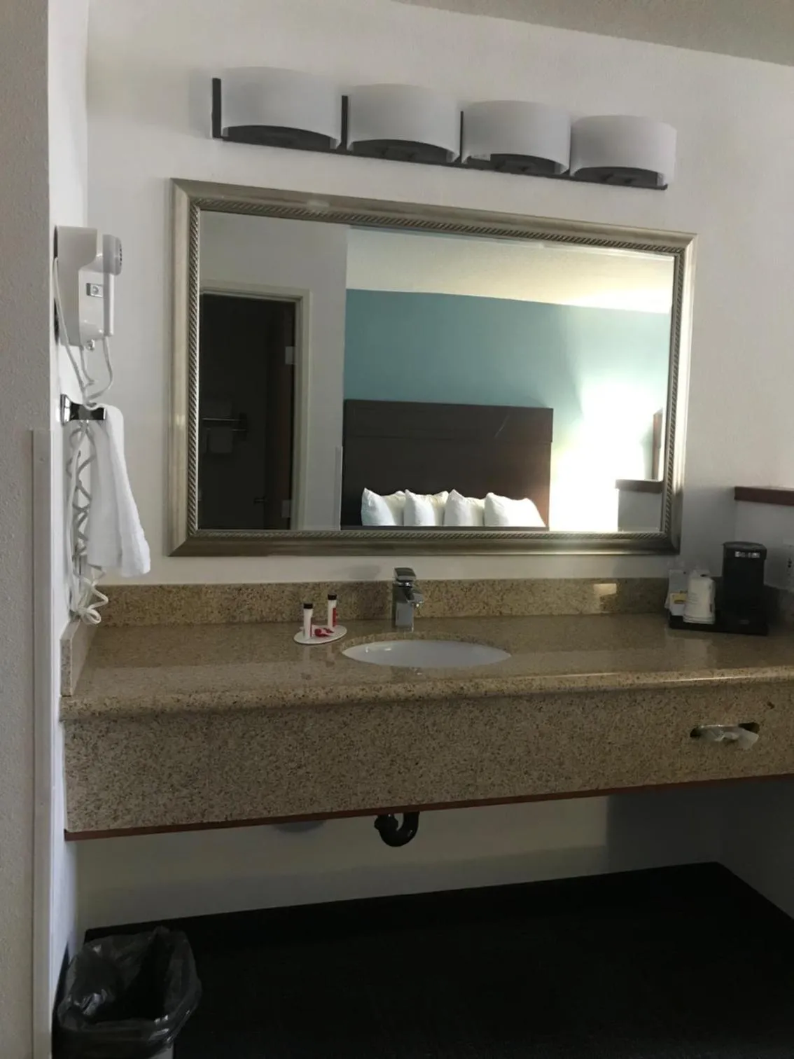 Days Inn & Suites by Wyndham Gresham