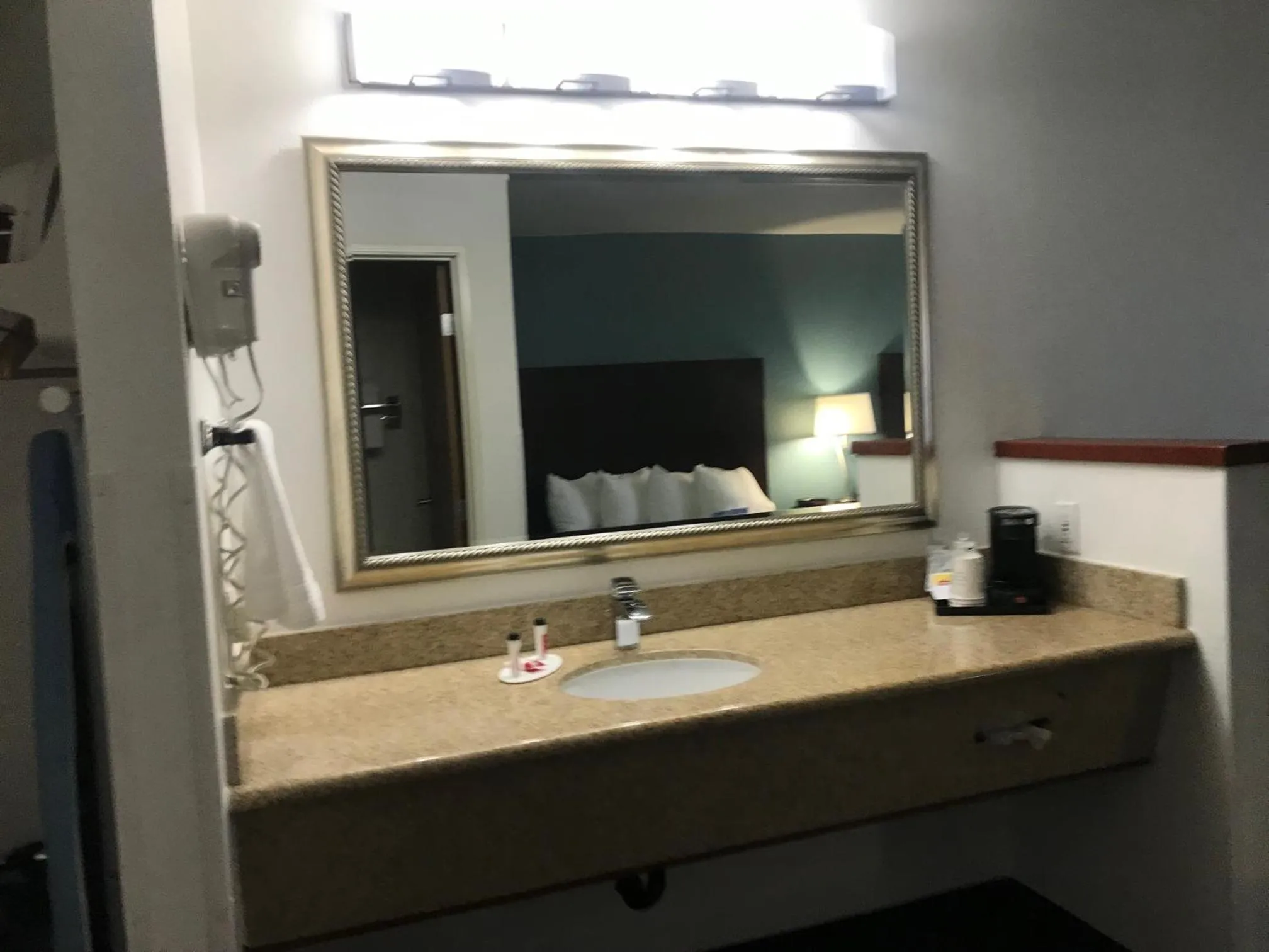 Days Inn & Suites by Wyndham Gresham