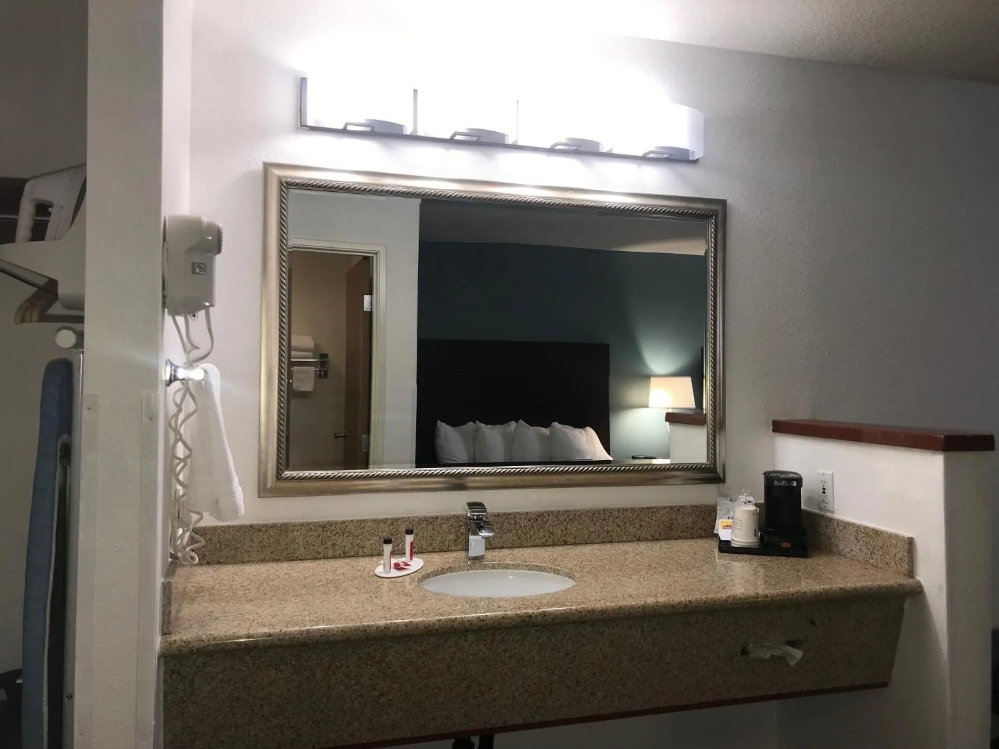 Days Inn & Suites by Wyndham Gresham