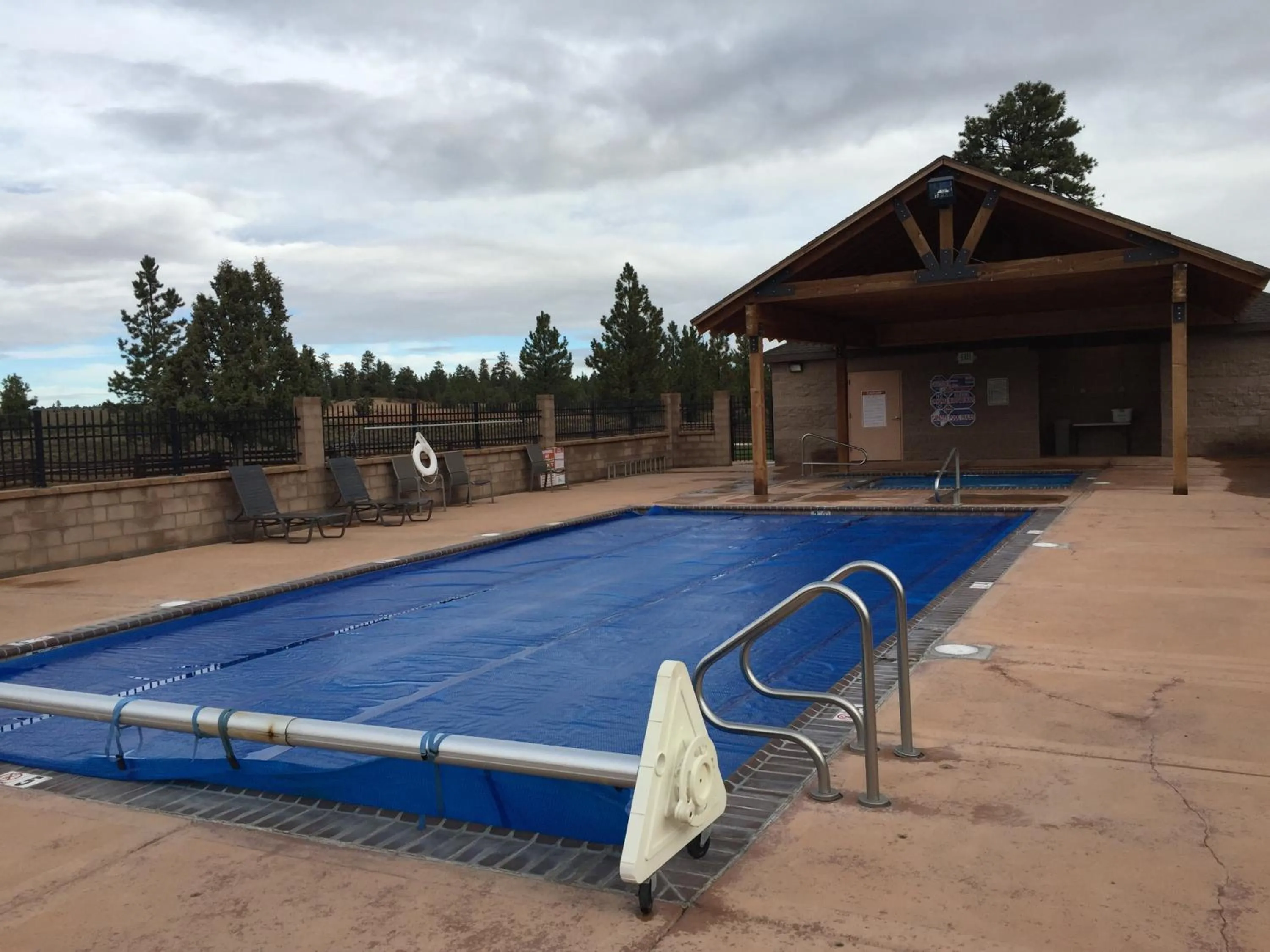 Swimming pool in Bryce Canyon Pines Lodge