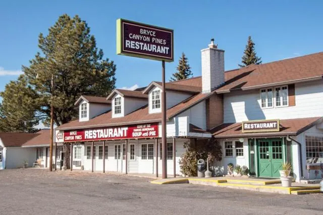 Facade/entrance in Bryce Canyon Pines Lodge