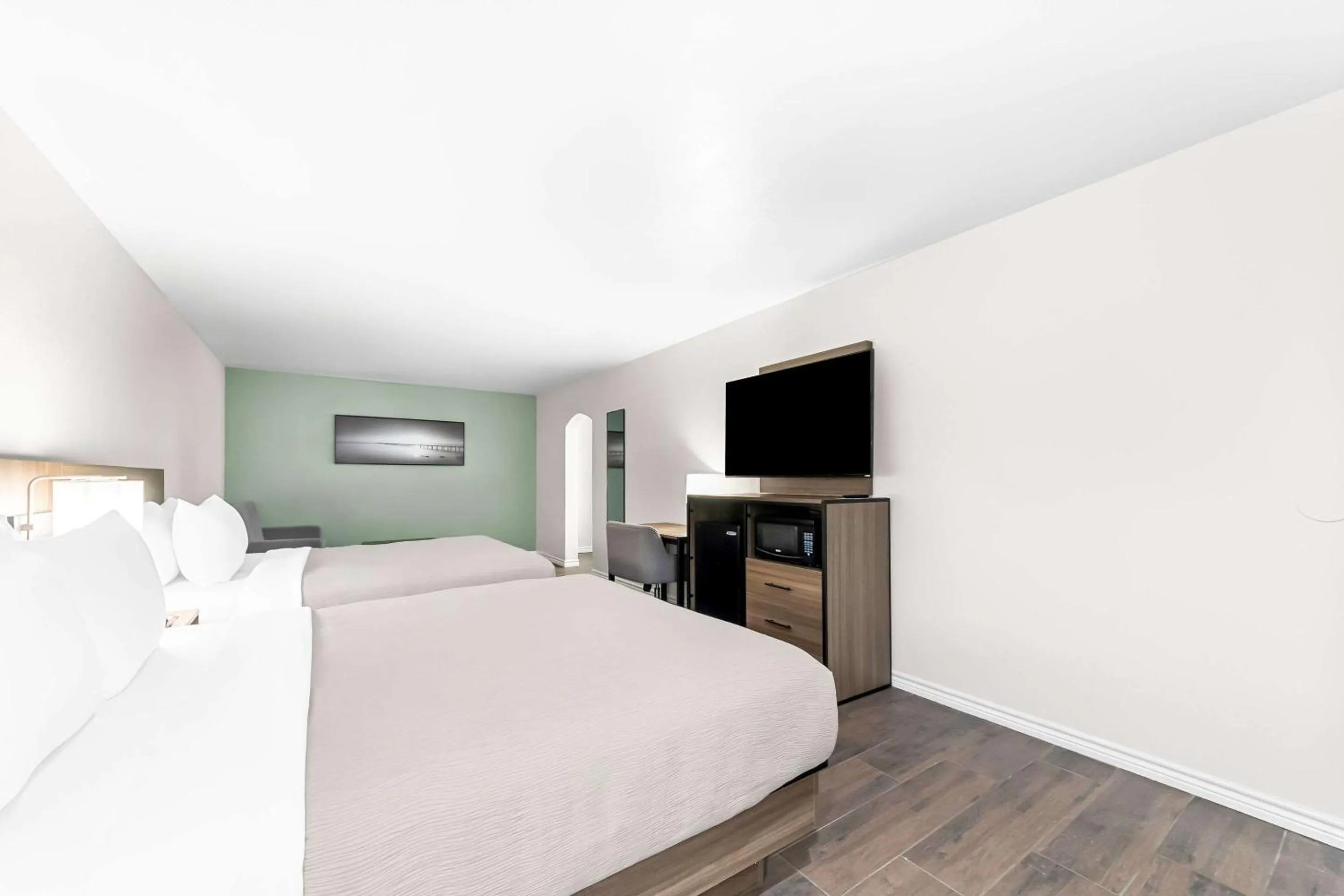 Bedroom, Bed in Quality Inn & Suites Port Lavaca near Lighthouse Beach