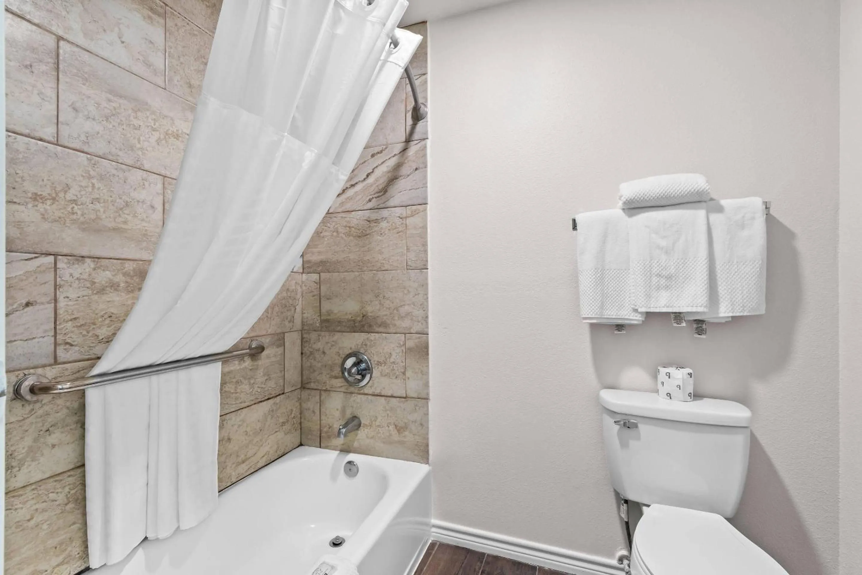 Bedroom in Quality Inn & Suites Port Lavaca near Lighthouse Beach