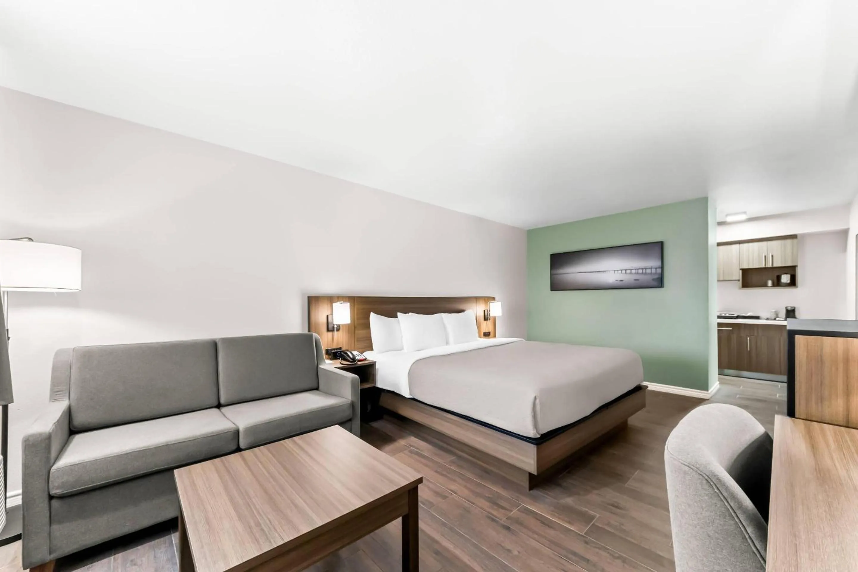 Bedroom, Bed in Quality Inn & Suites Port Lavaca near Lighthouse Beach