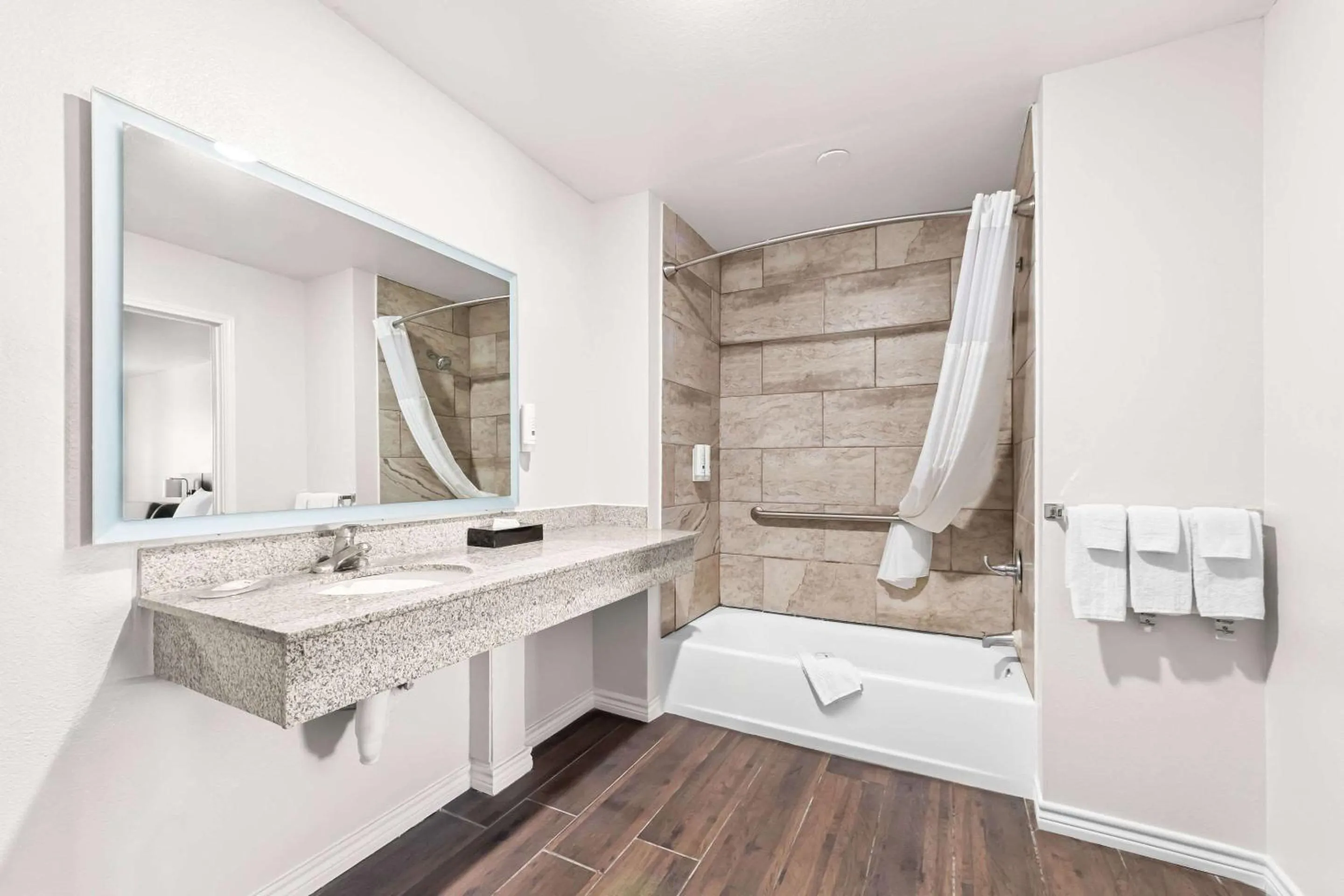 Bedroom in Quality Inn & Suites Port Lavaca near Lighthouse Beach