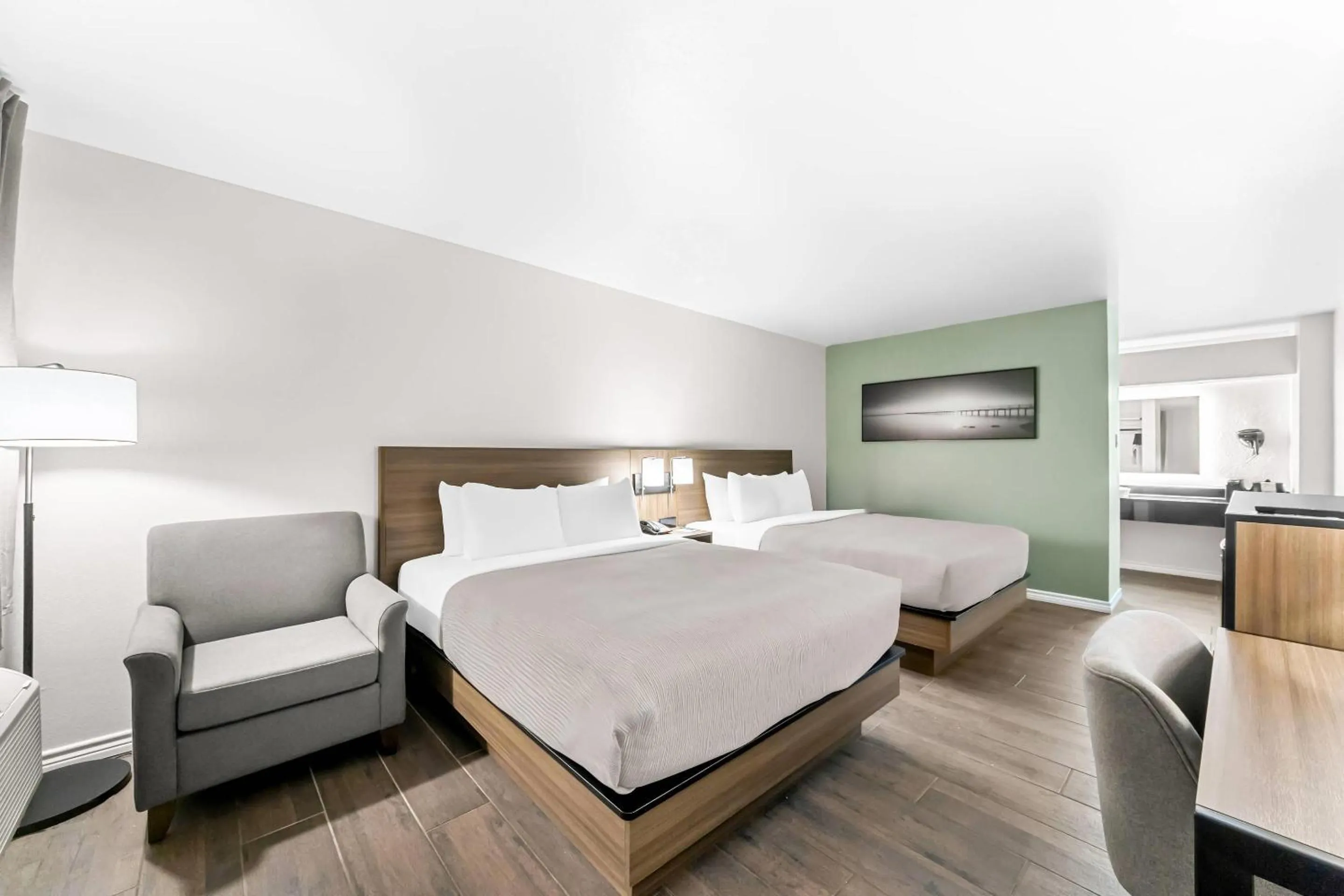 Bedroom, Bed in Quality Inn & Suites Port Lavaca near Lighthouse Beach