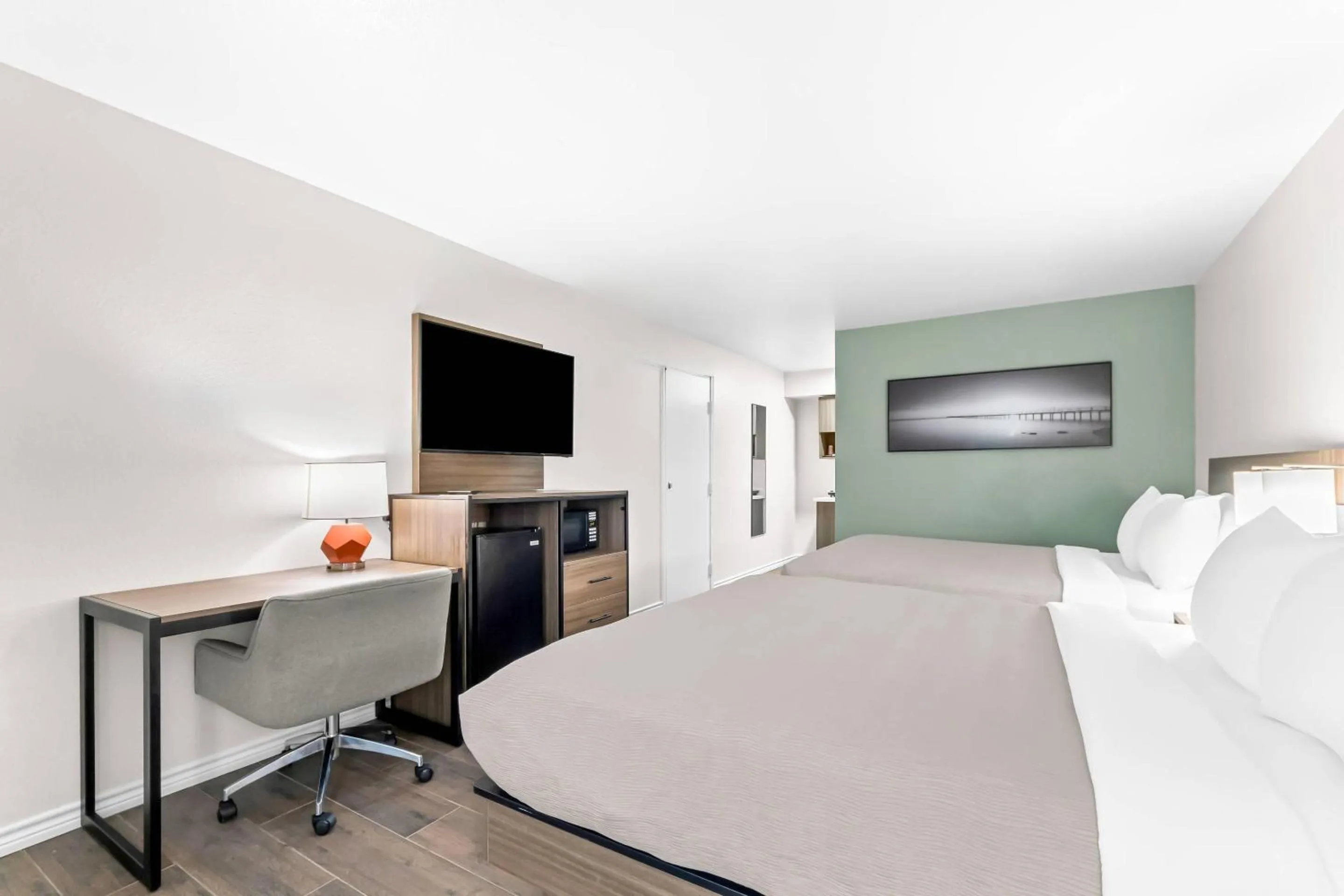 Bedroom, Bed in Quality Inn & Suites Port Lavaca near Lighthouse Beach