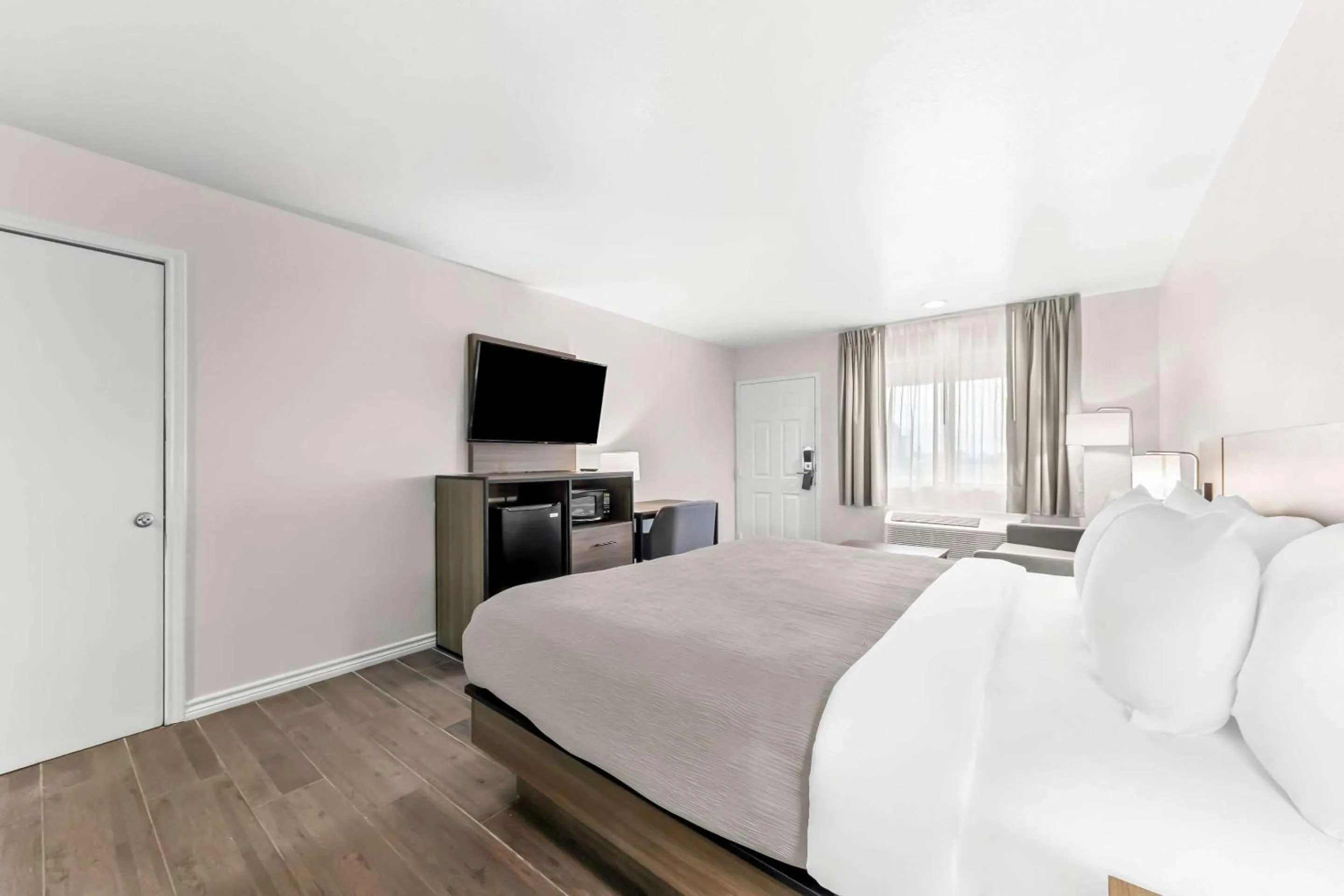 Bedroom, Bed in Quality Inn & Suites Port Lavaca near Lighthouse Beach