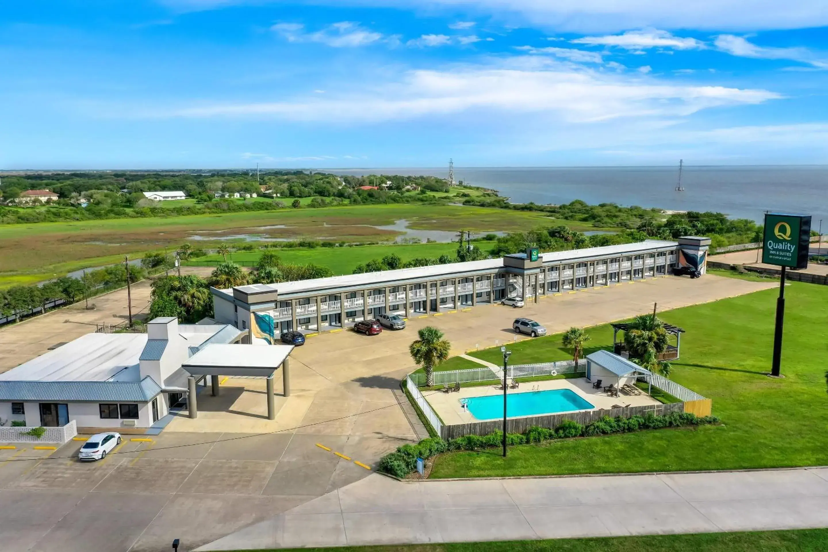 Property building in Quality Inn & Suites Port Lavaca near Lighthouse Beach Property building in Quality Inn & Suites Port Lavaca near Lighthouse Beach