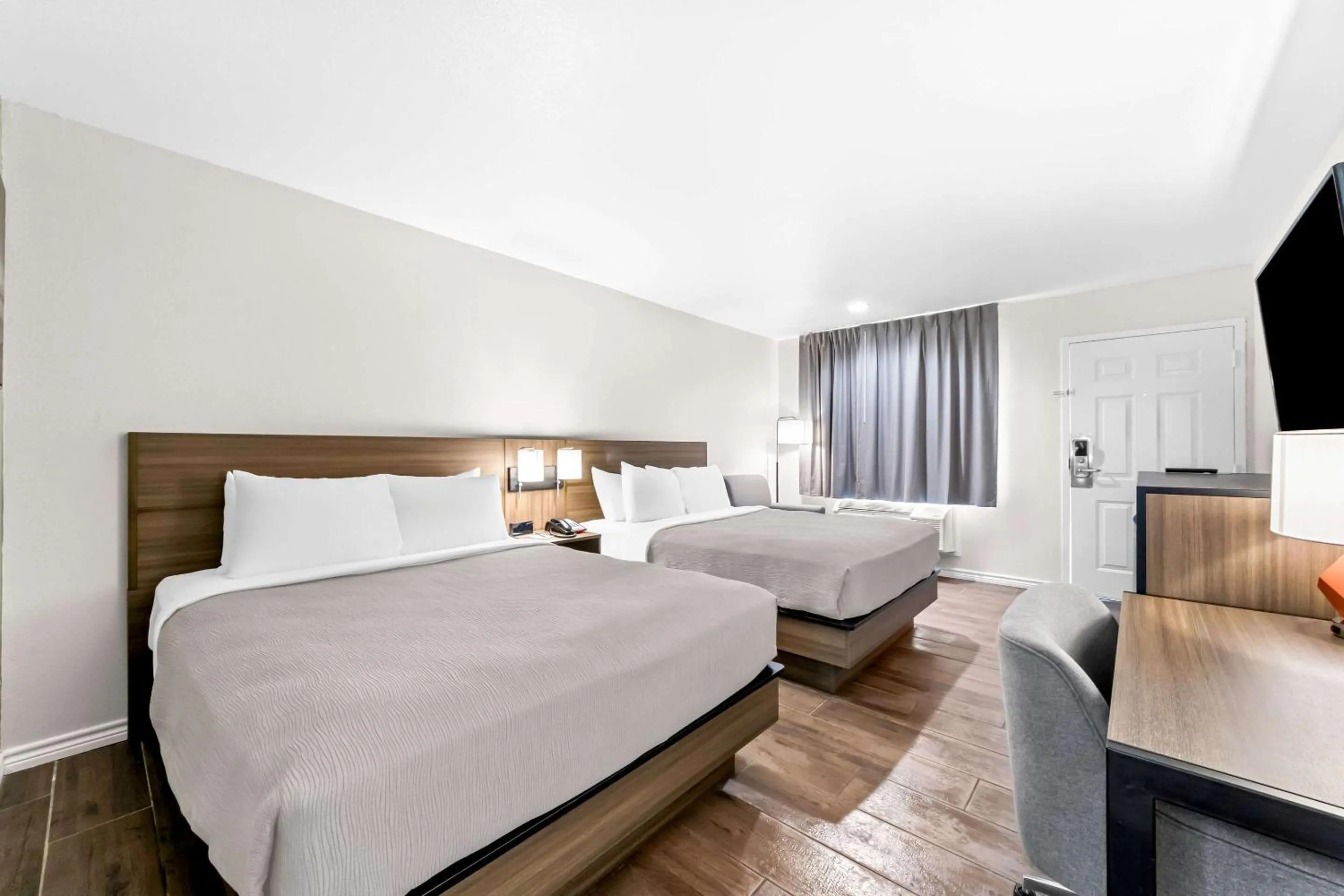 Bedroom, Bed in Quality Inn & Suites Port Lavaca near Lighthouse Beach