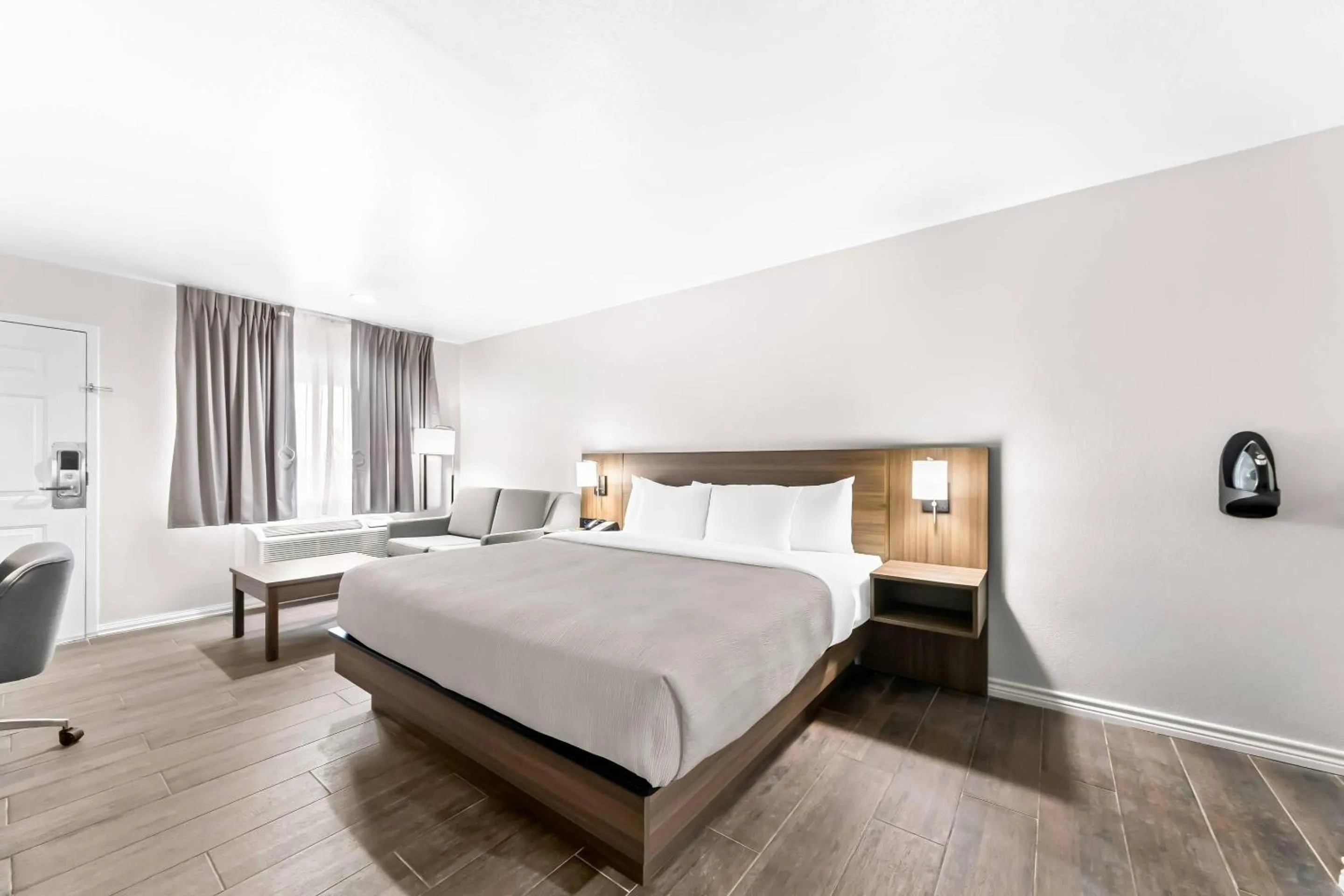 Bedroom, Bed in Quality Inn & Suites Port Lavaca near Lighthouse Beach