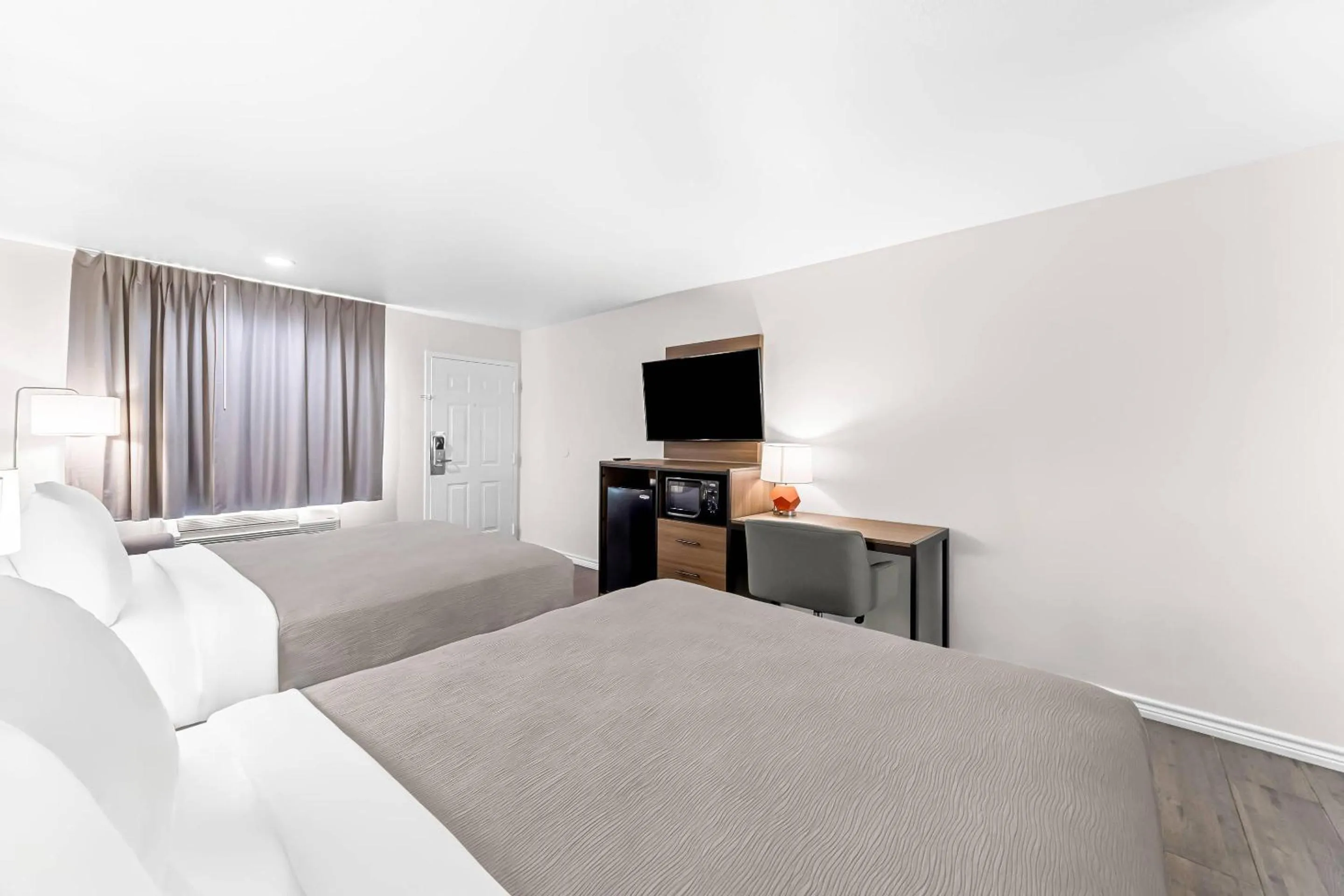 Bedroom, Bed in Quality Inn & Suites Port Lavaca near Lighthouse Beach