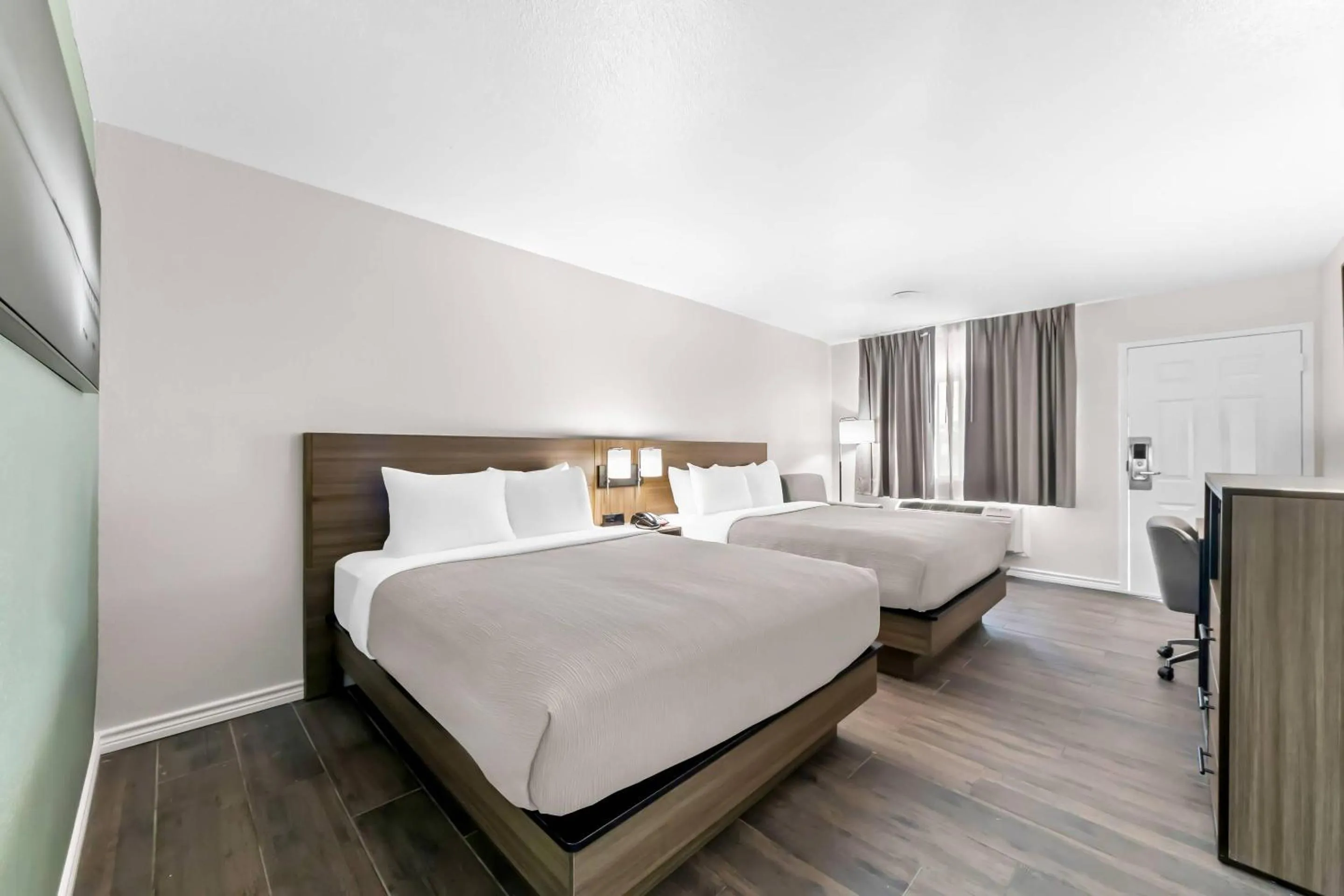 Bedroom, Bed in Quality Inn & Suites Port Lavaca near Lighthouse Beach