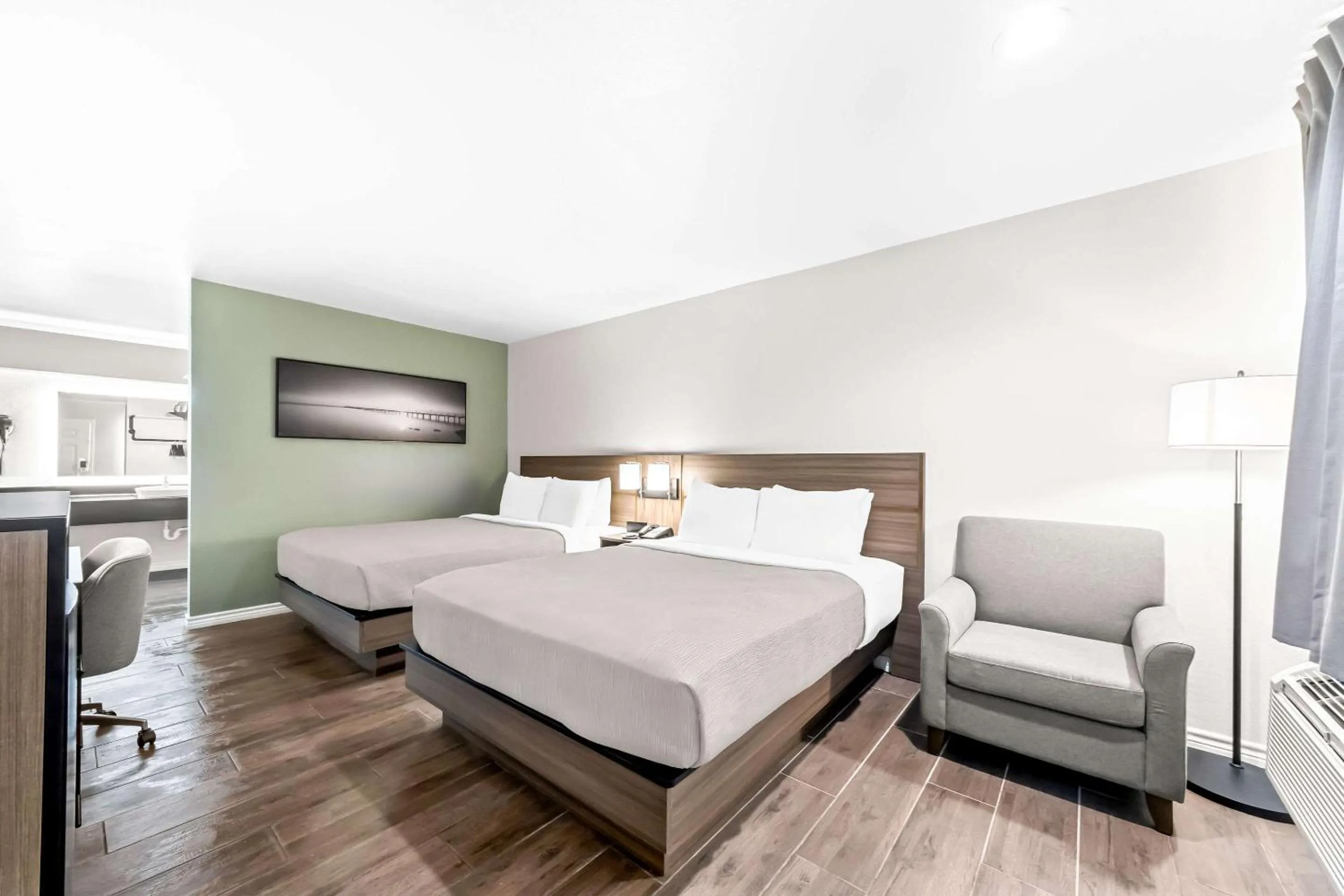 Bedroom, Bed in Quality Inn & Suites Port Lavaca near Lighthouse Beach