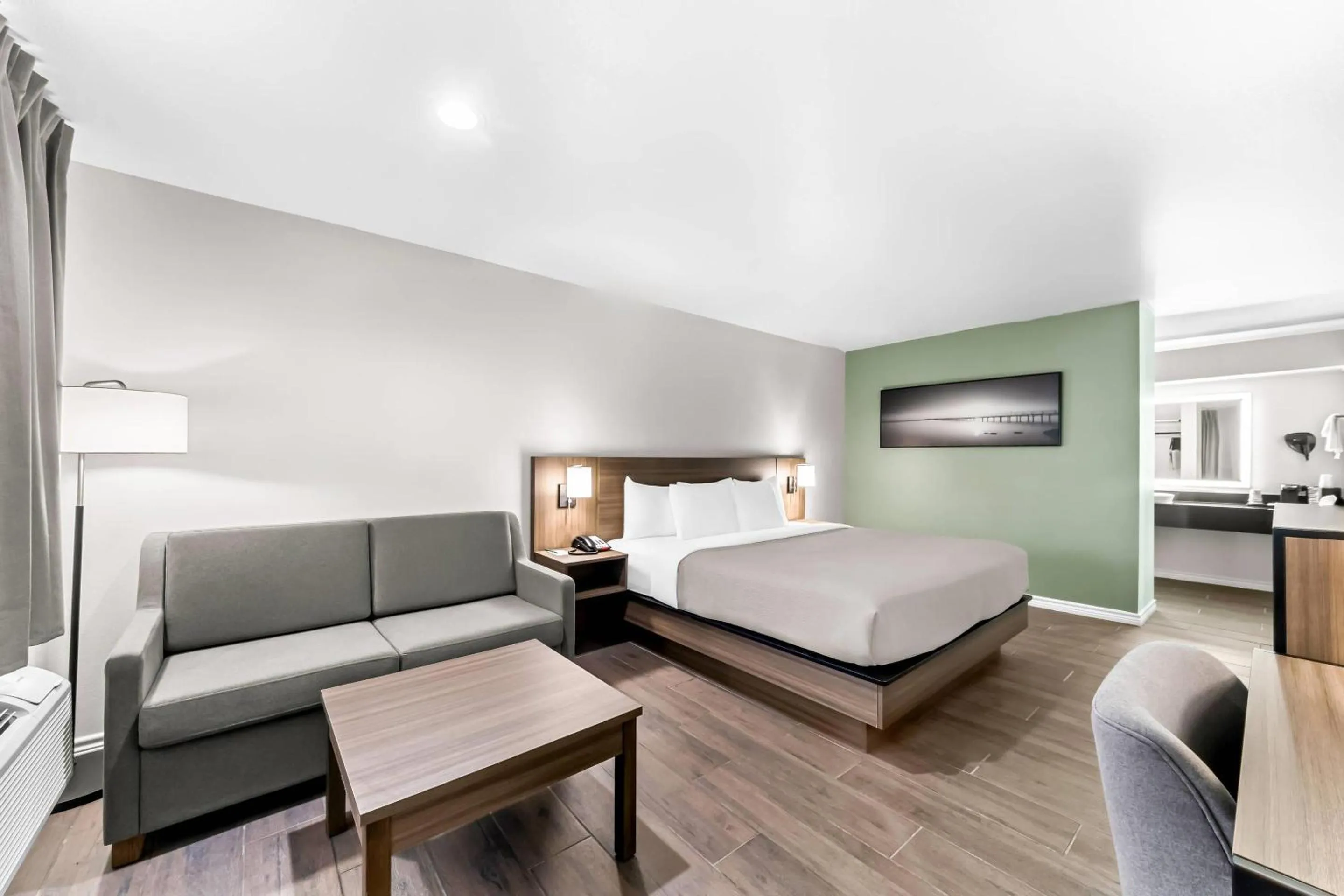 Bedroom, Bed in Quality Inn & Suites Port Lavaca near Lighthouse Beach