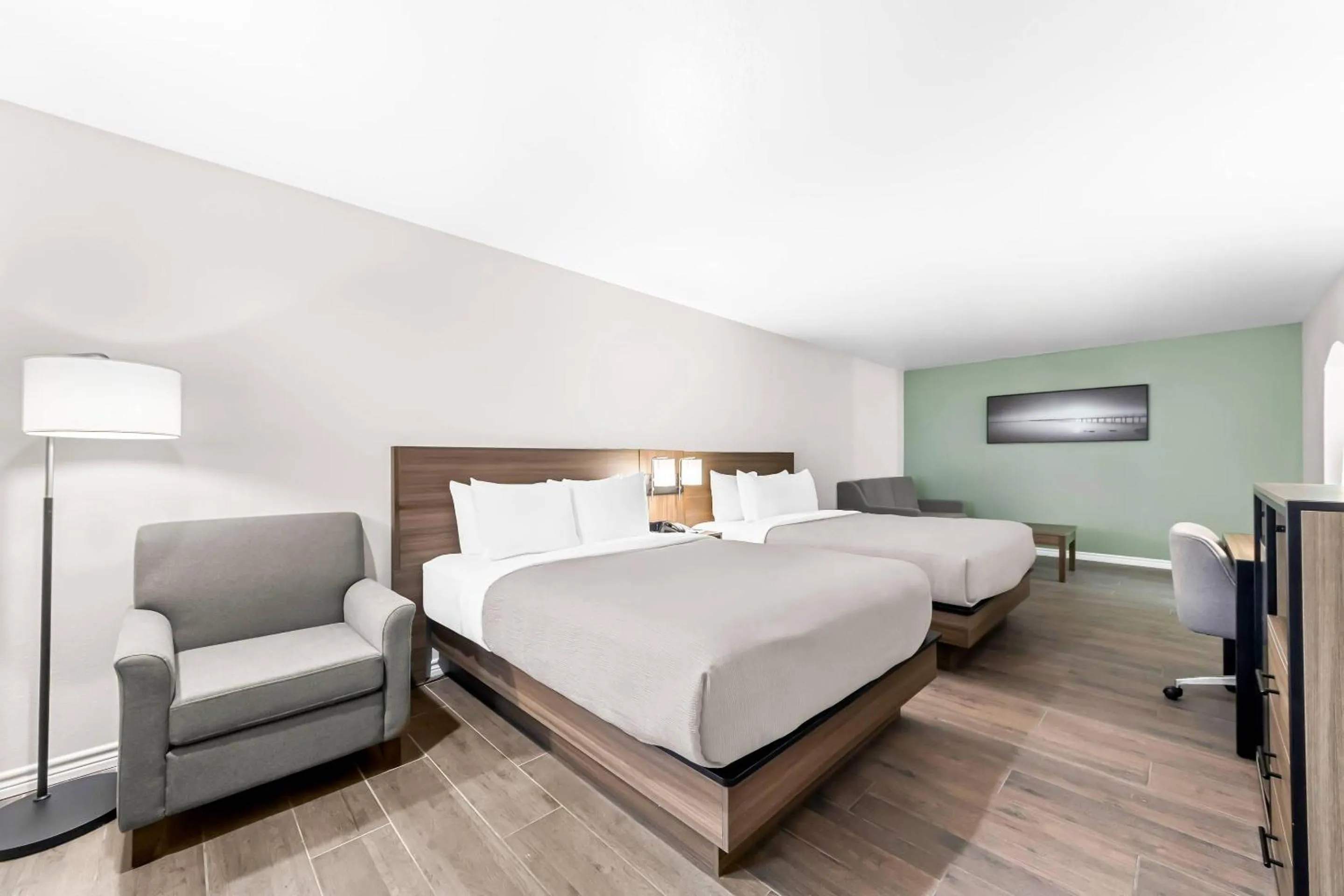 Bedroom, Bed in Quality Inn & Suites Port Lavaca near Lighthouse Beach