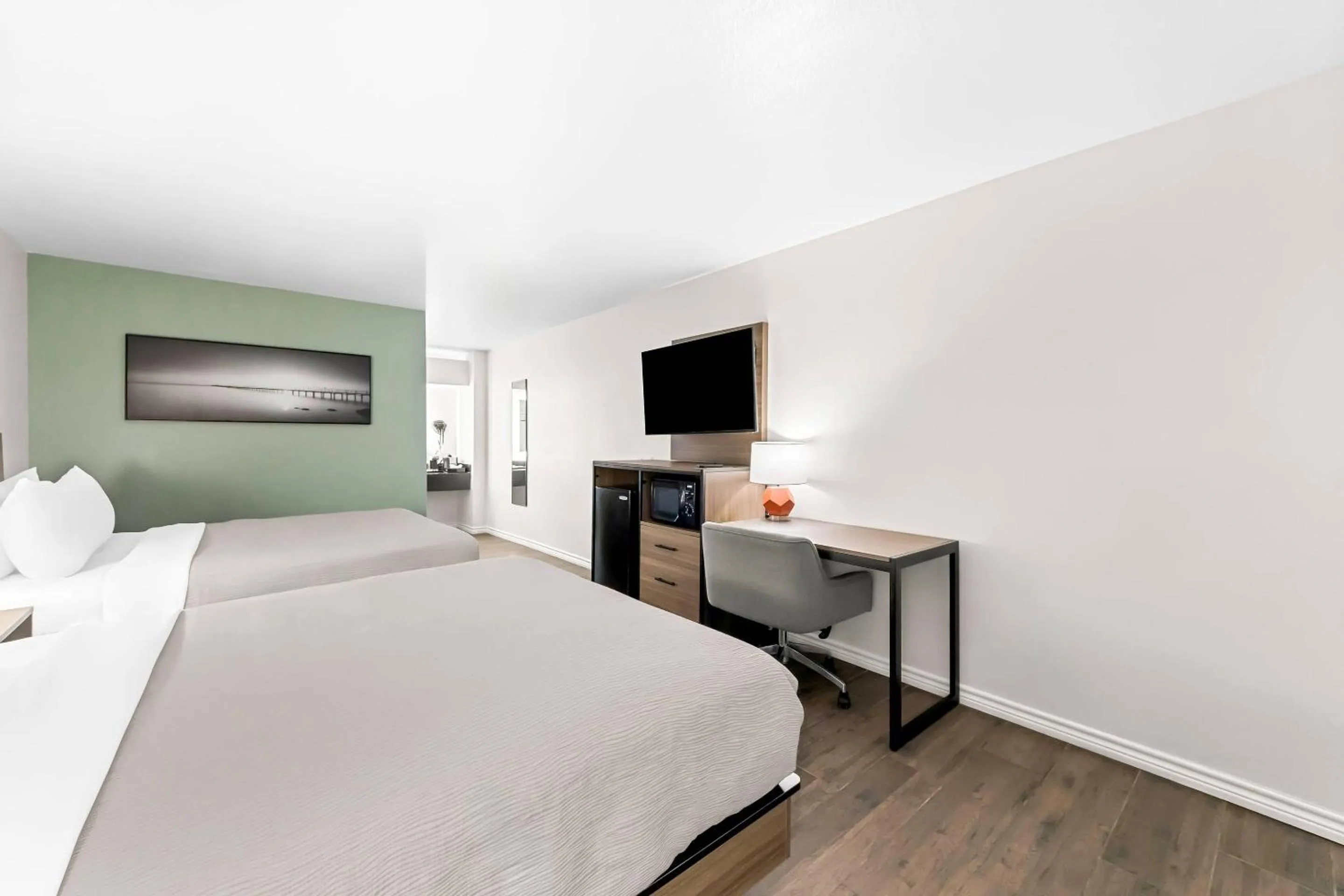 Bedroom, Bed in Quality Inn & Suites Port Lavaca near Lighthouse Beach