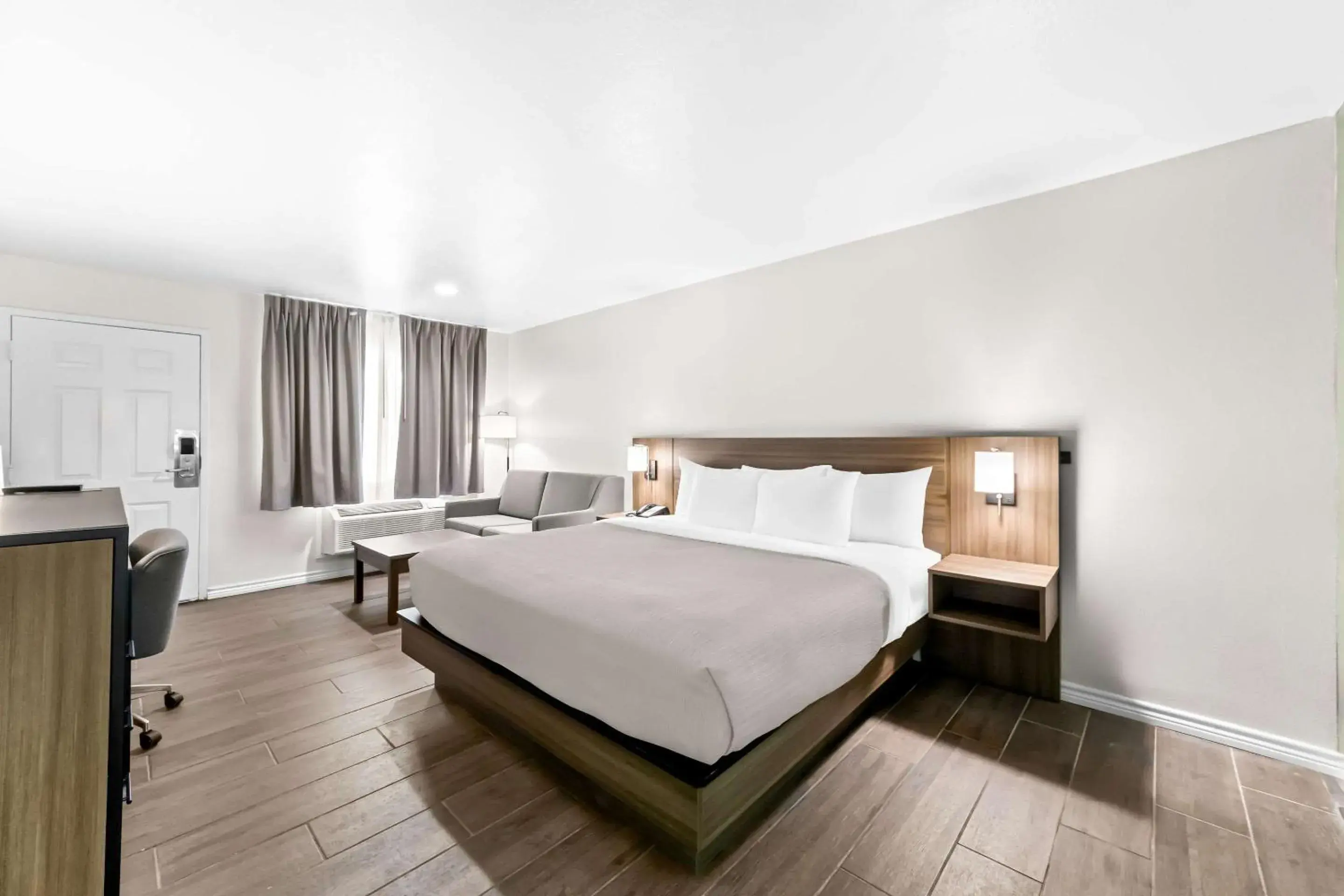 Bedroom, Bed in Quality Inn & Suites Port Lavaca near Lighthouse Beach Bedroom, Bed in Quality Inn & Suites Port Lavaca near Lighthouse Beach