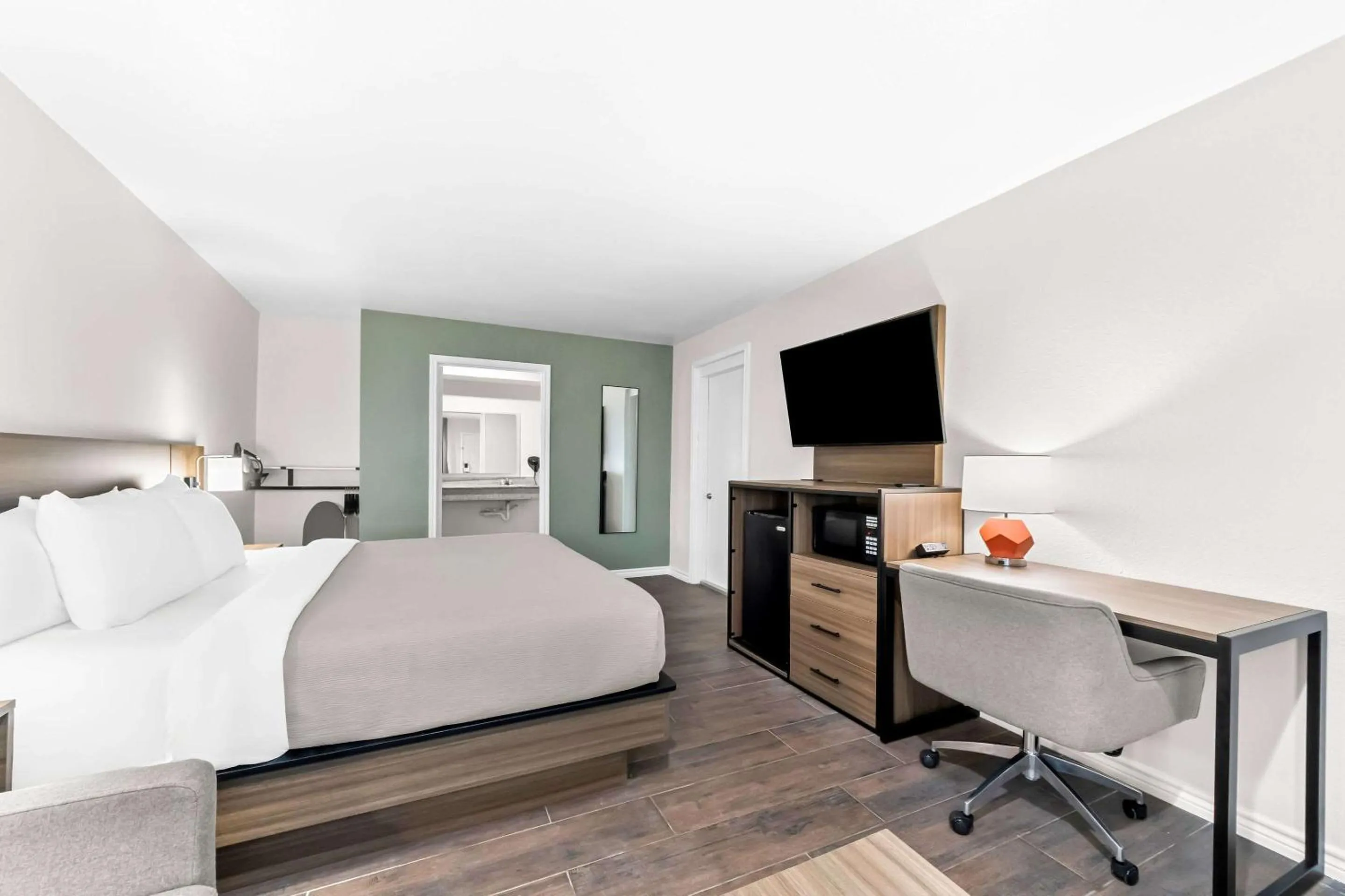 Bedroom, Bed in Quality Inn & Suites Port Lavaca near Lighthouse Beach