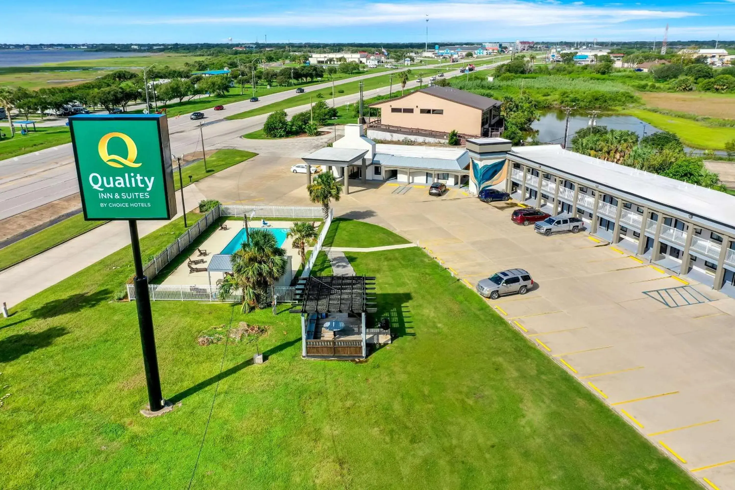 Property building in Quality Inn & Suites Port Lavaca near Lighthouse Beach Property building in Quality Inn & Suites Port Lavaca near Lighthouse Beach