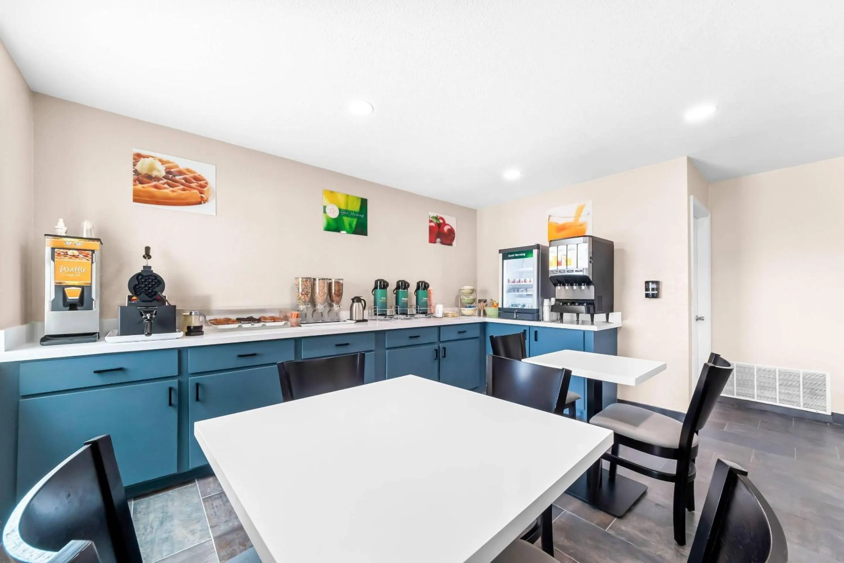 Breakfast in Quality Inn & Suites Port Lavaca near Lighthouse Beach