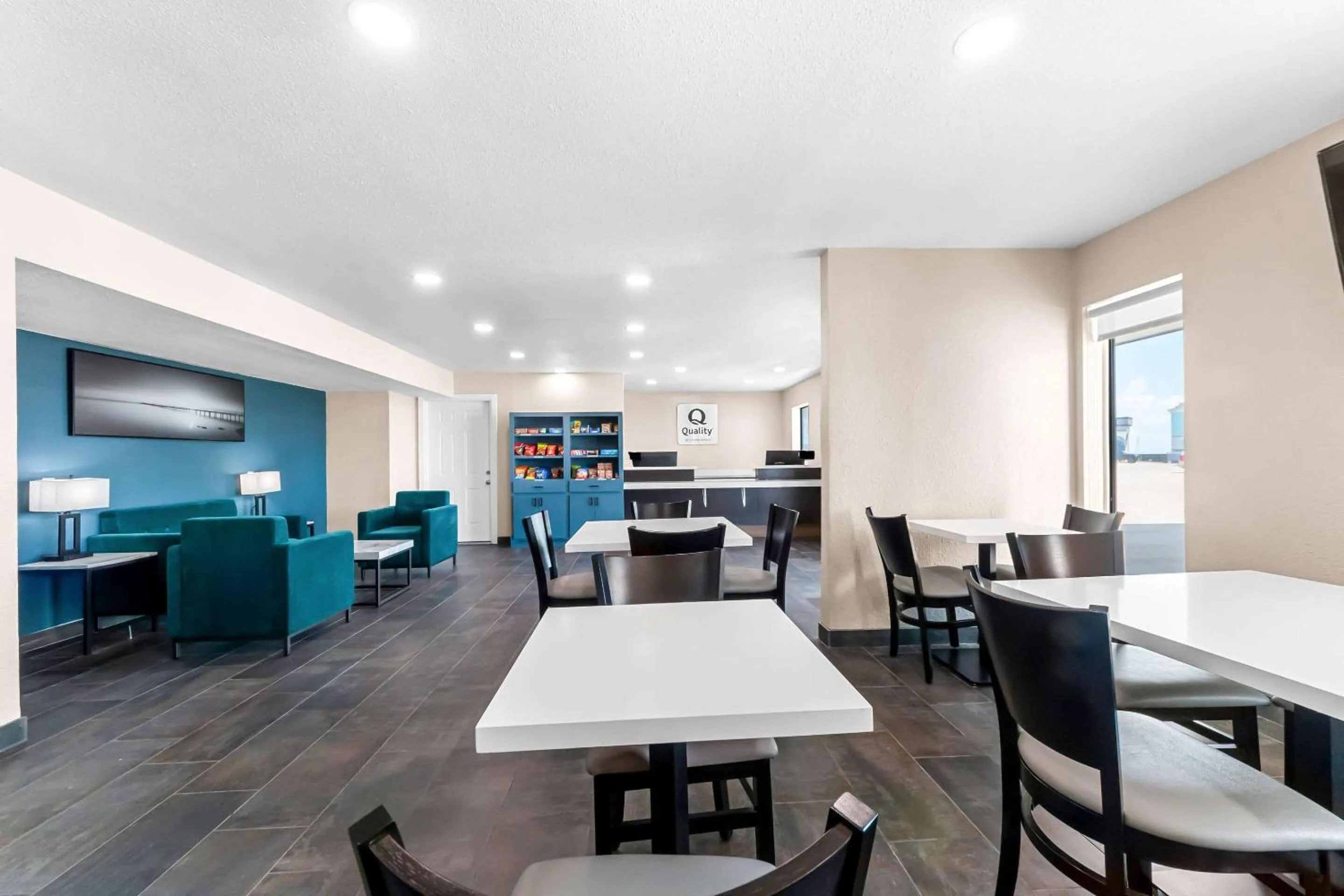 Seating area in Quality Inn & Suites Port Lavaca near Lighthouse Beach