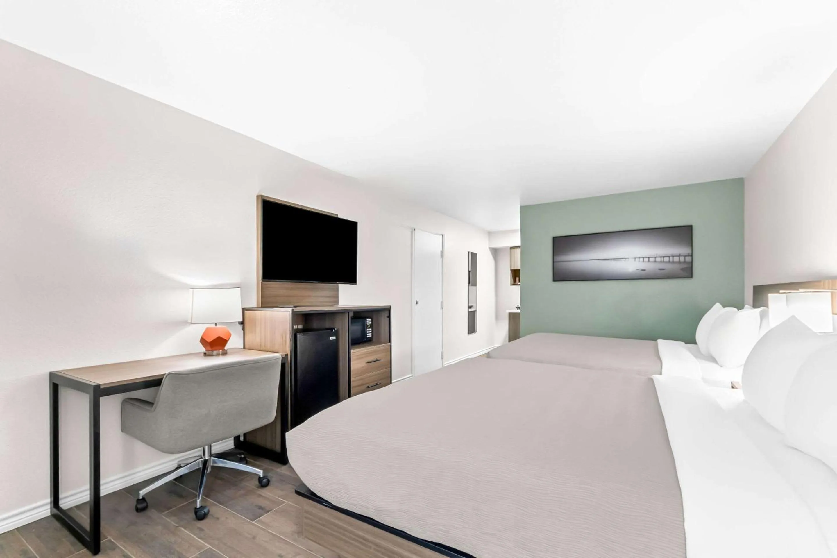 Bedroom, Bed in Quality Inn & Suites Port Lavaca near Lighthouse Beach