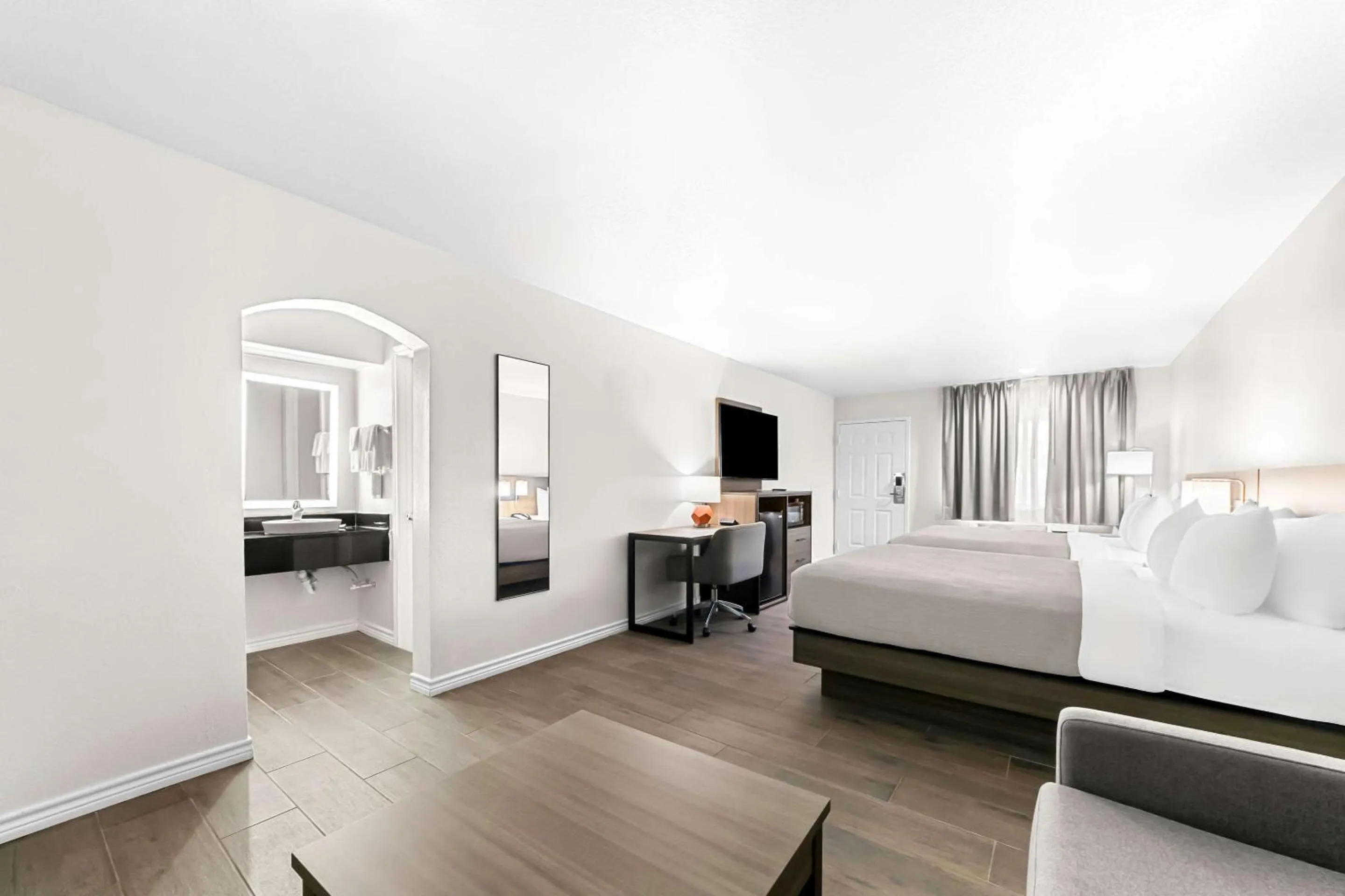 Bedroom, Bed in Quality Inn & Suites Port Lavaca near Lighthouse Beach