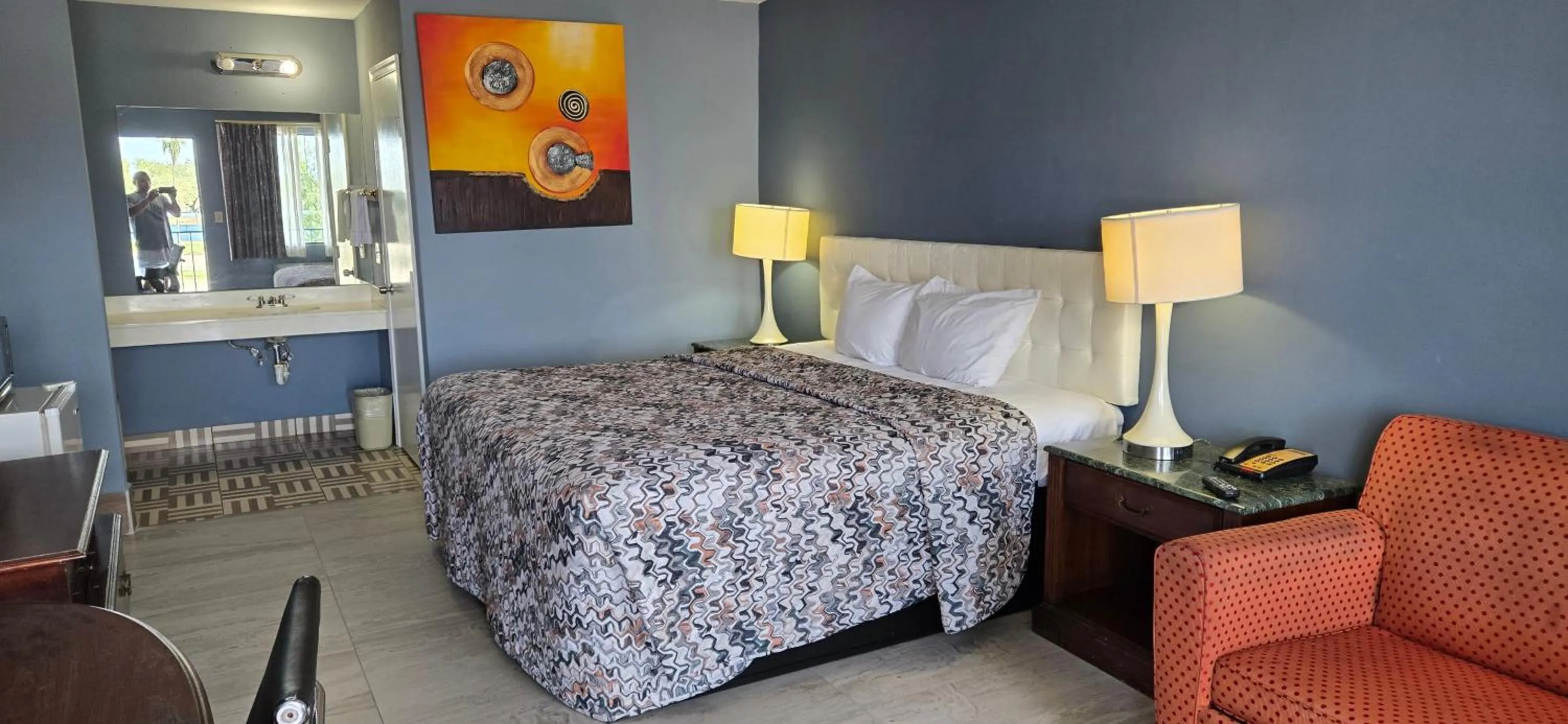 Bed in Deluxe Inn Airport